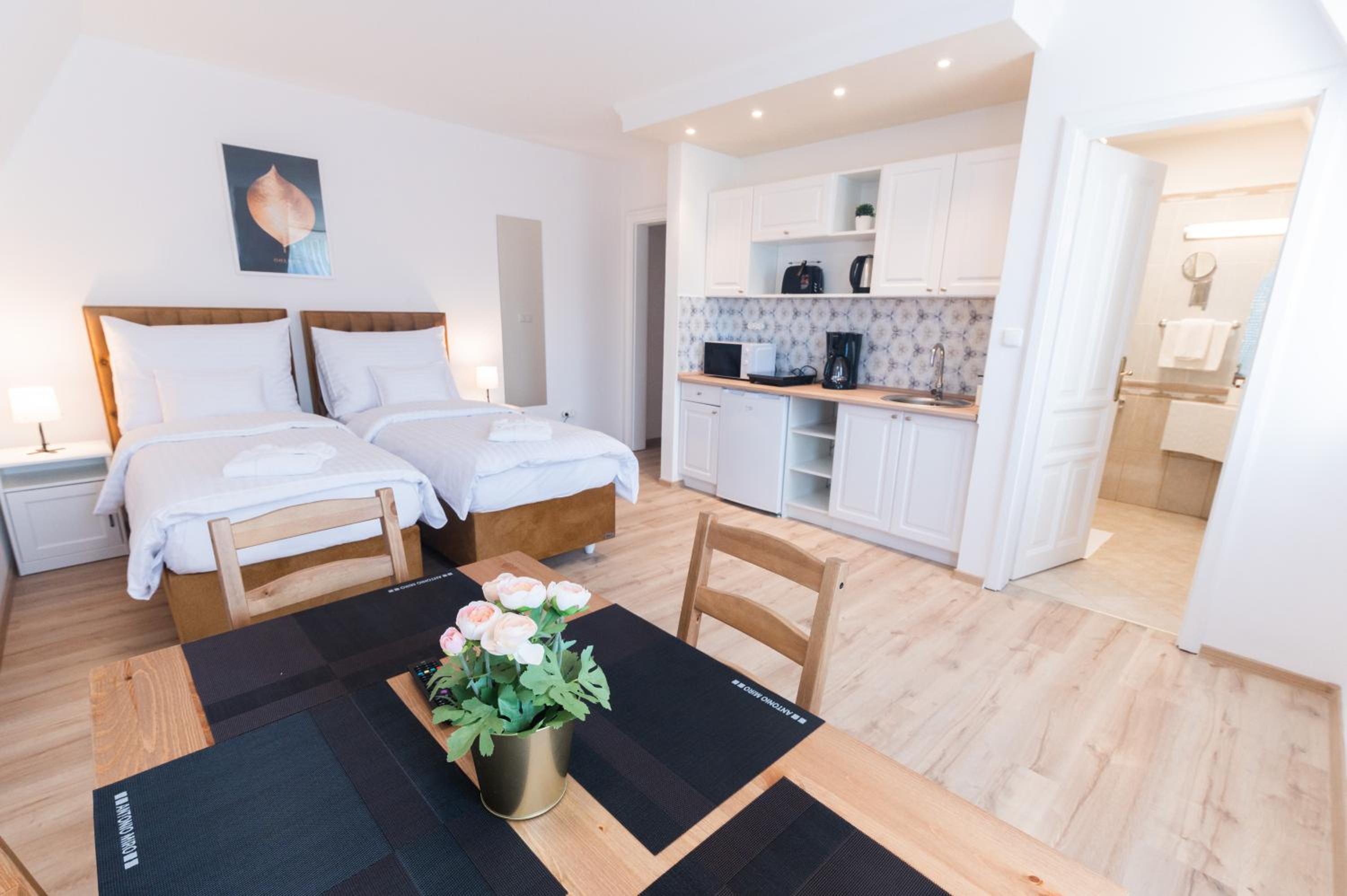 Standard Twin Room - Photo 10