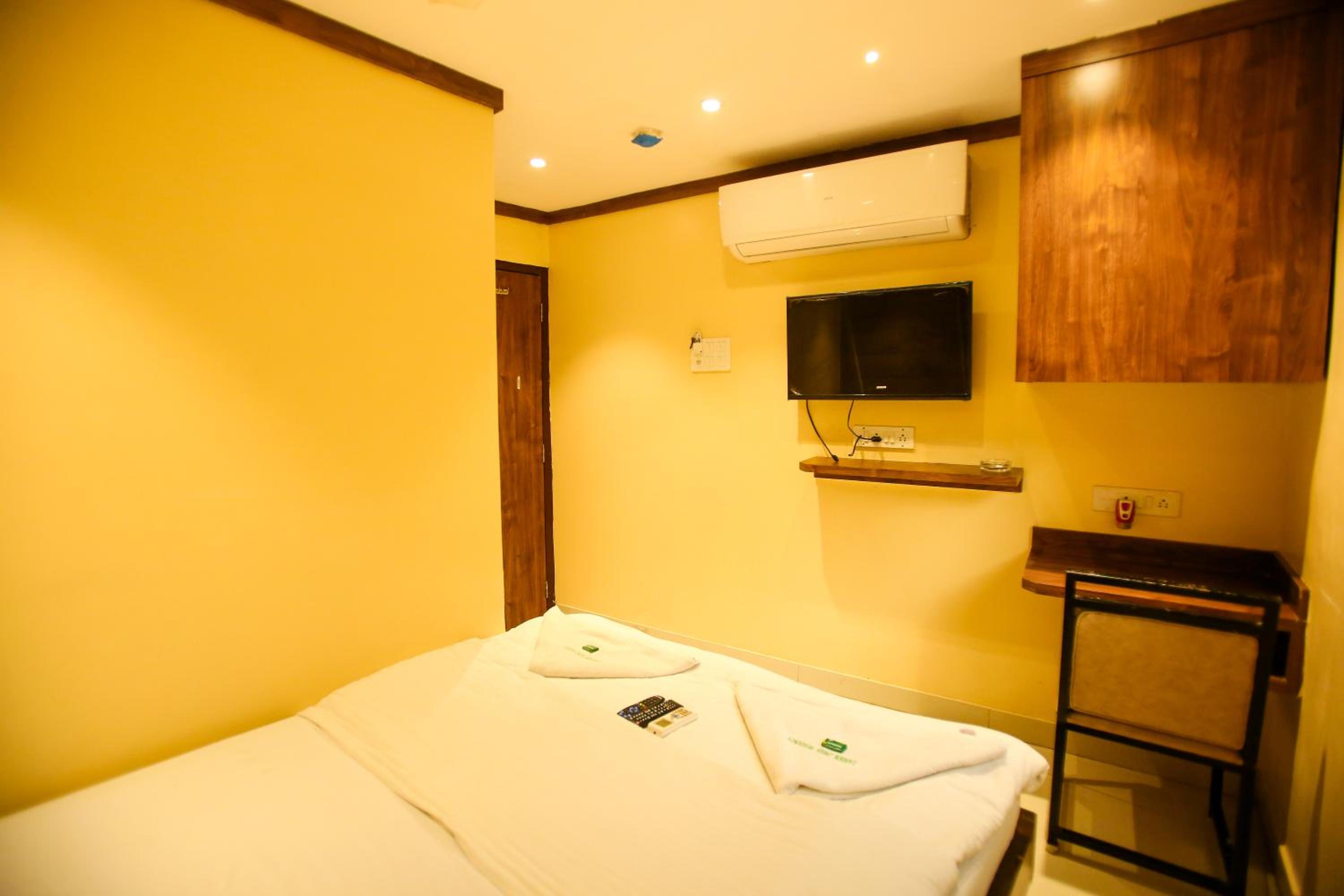 Standard Double Room - Photo 11