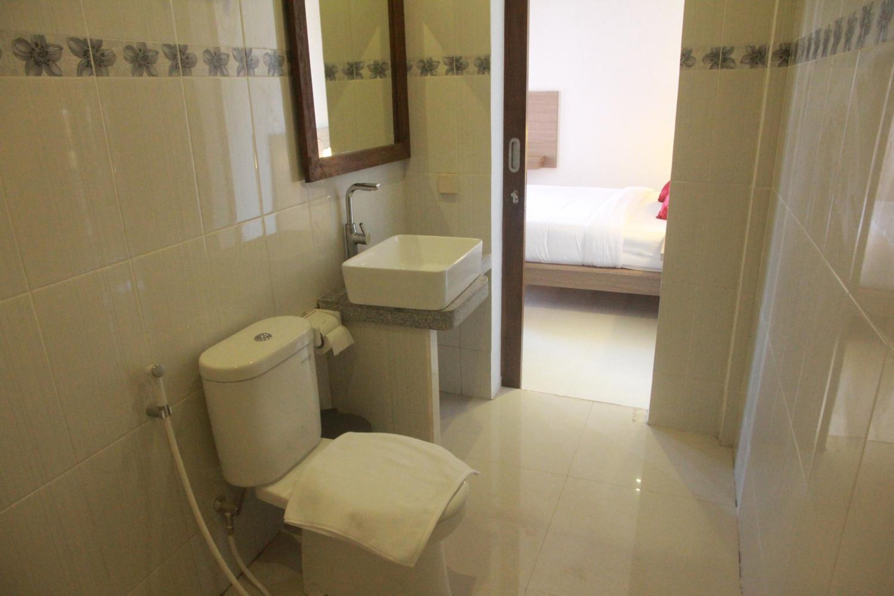 Deluxe Queen Room - Photo 9