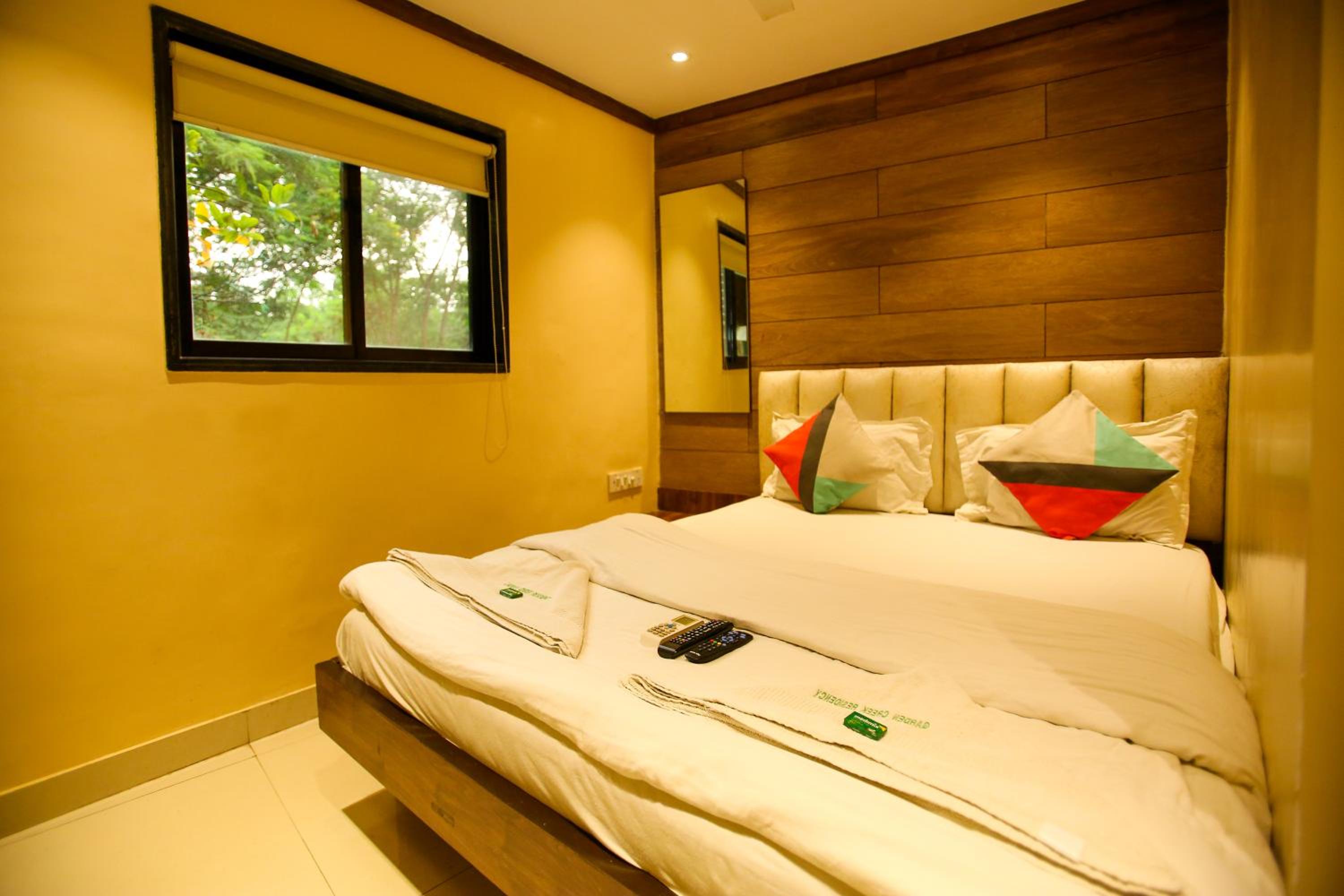 Deluxe Double Room - Photo 9