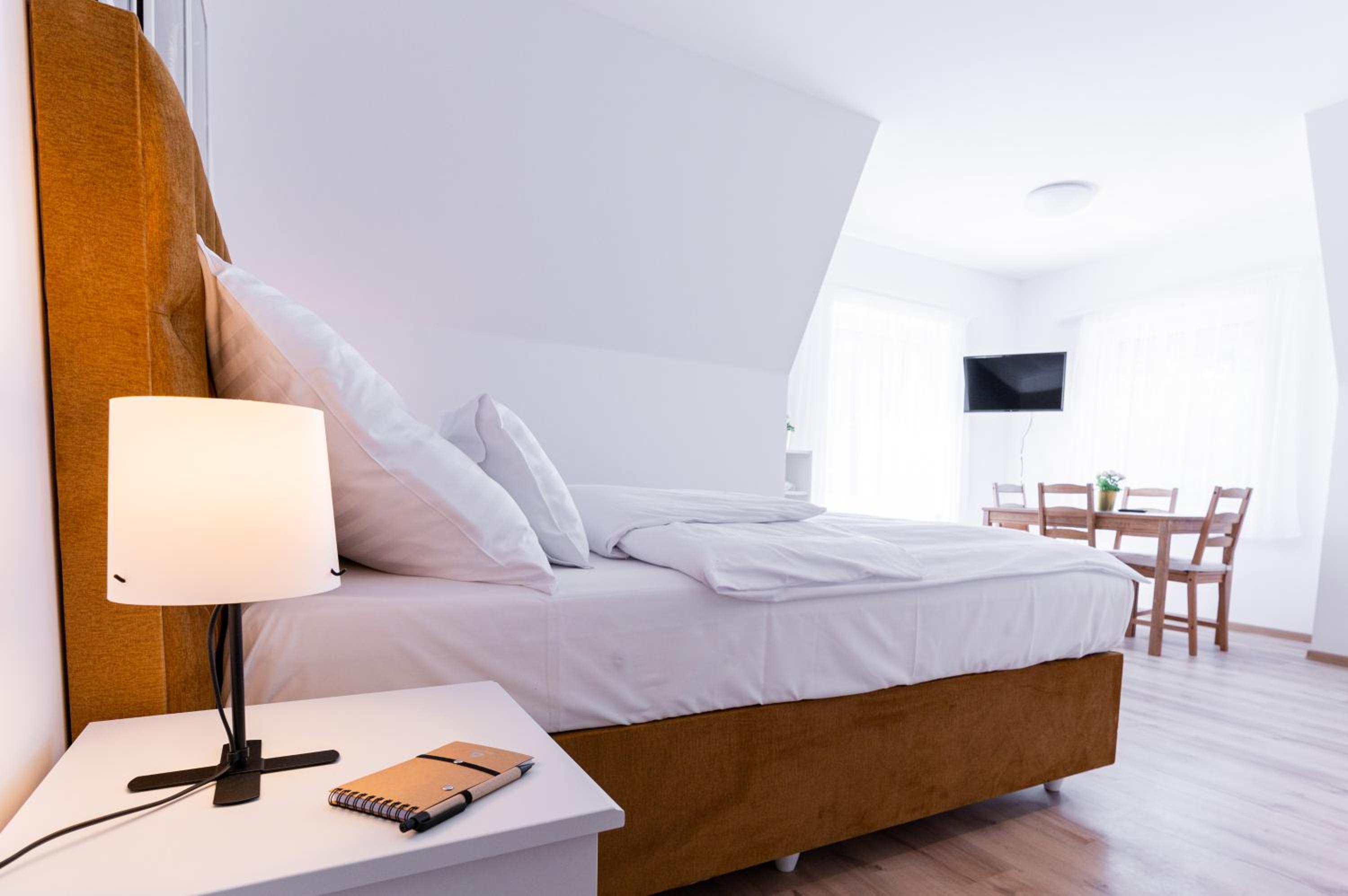 Standard Queen Room - Photo 16