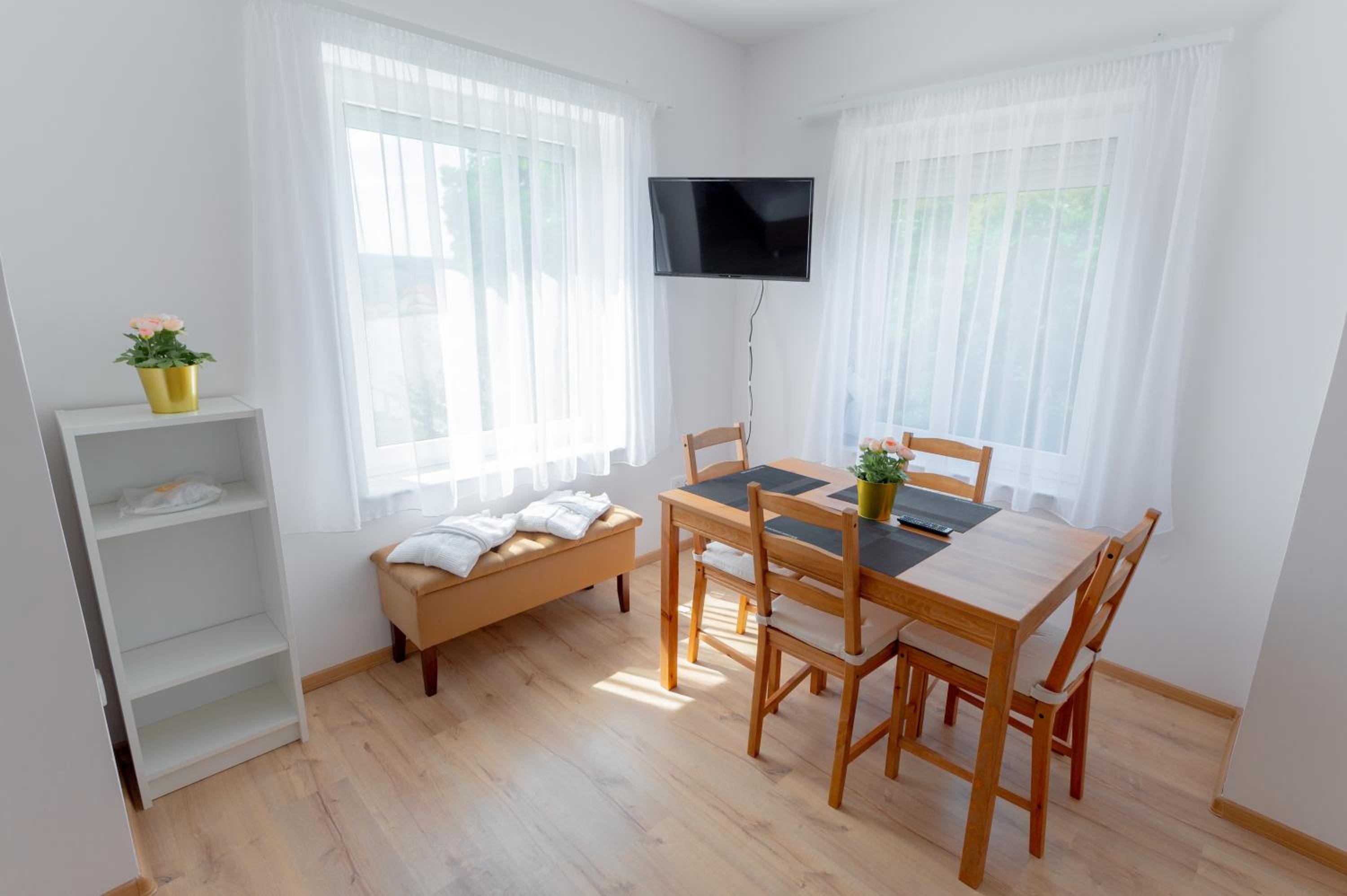 Standard Queen Room - Photo 11