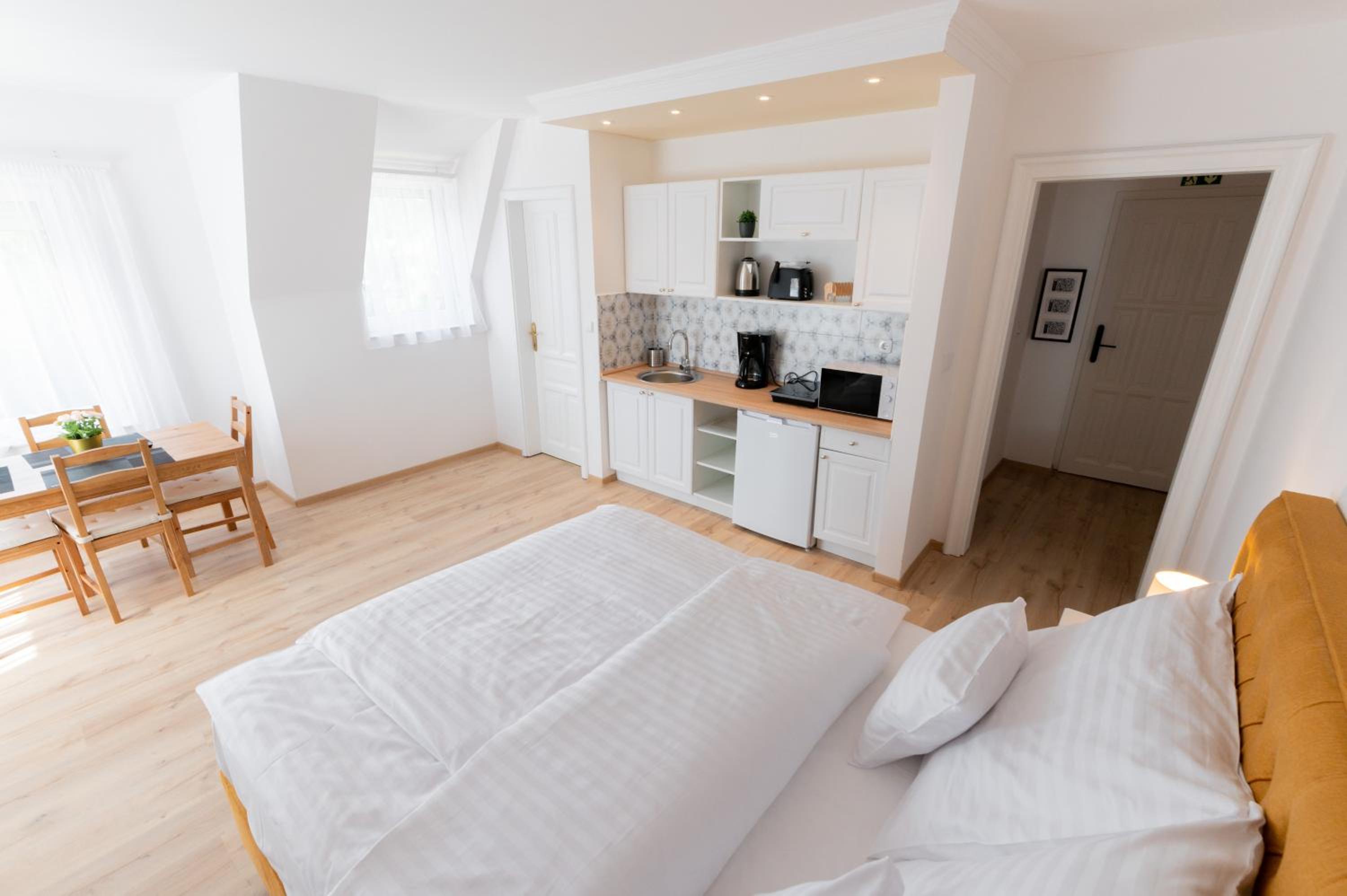 Standard Queen Room - Photo 12