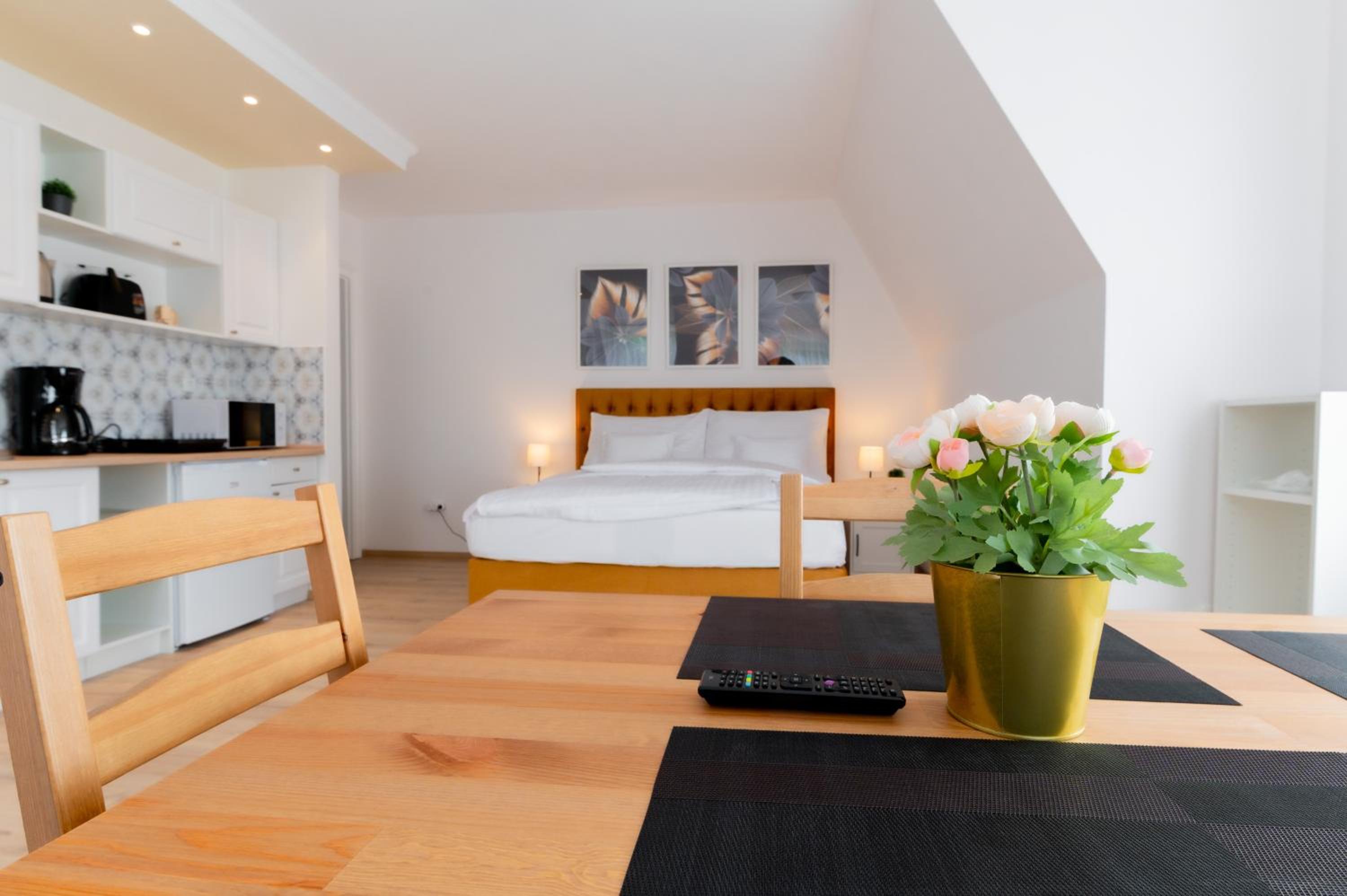 Standard Queen Room - Photo 17