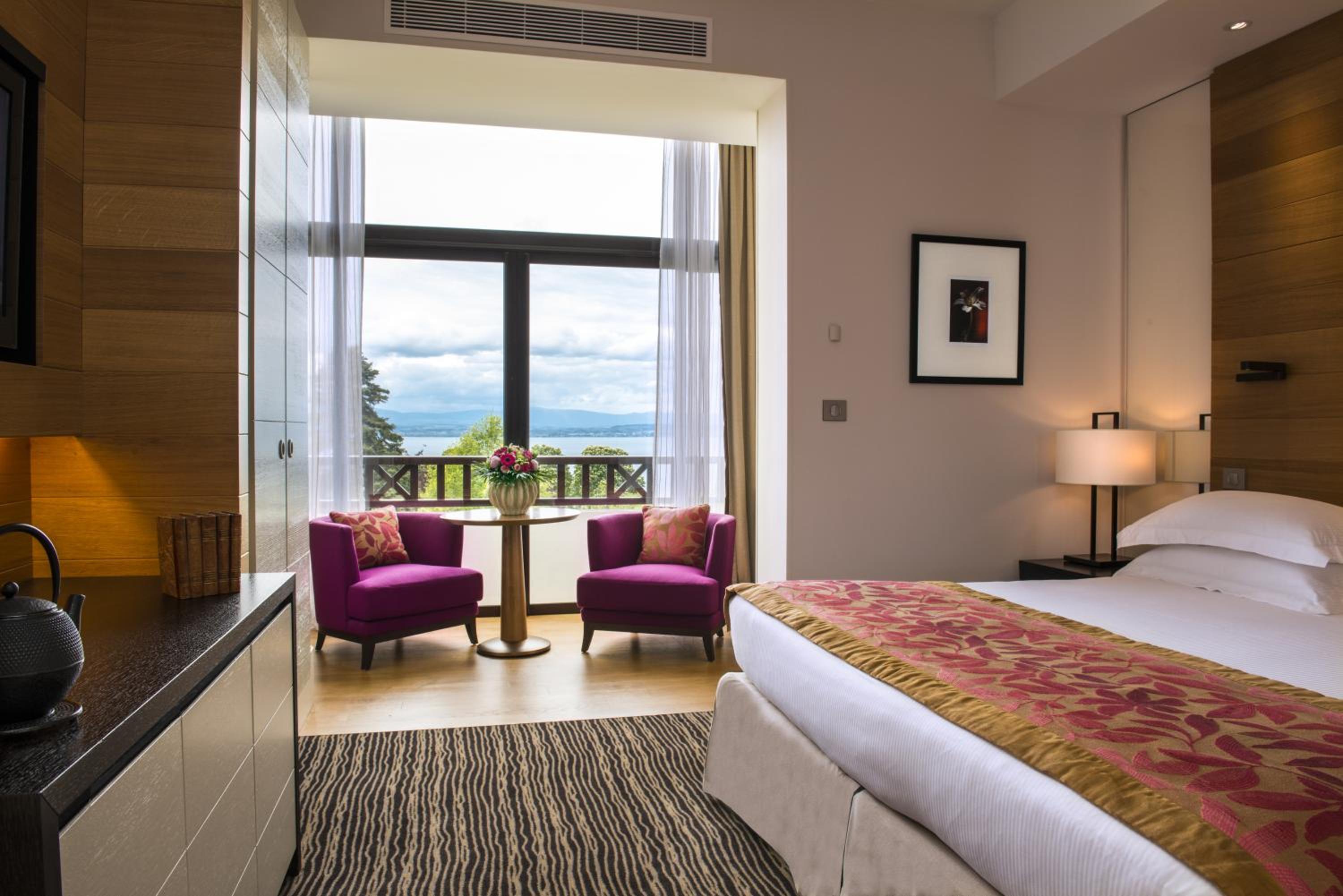 Deluxe Room with Lake View - Photo 1