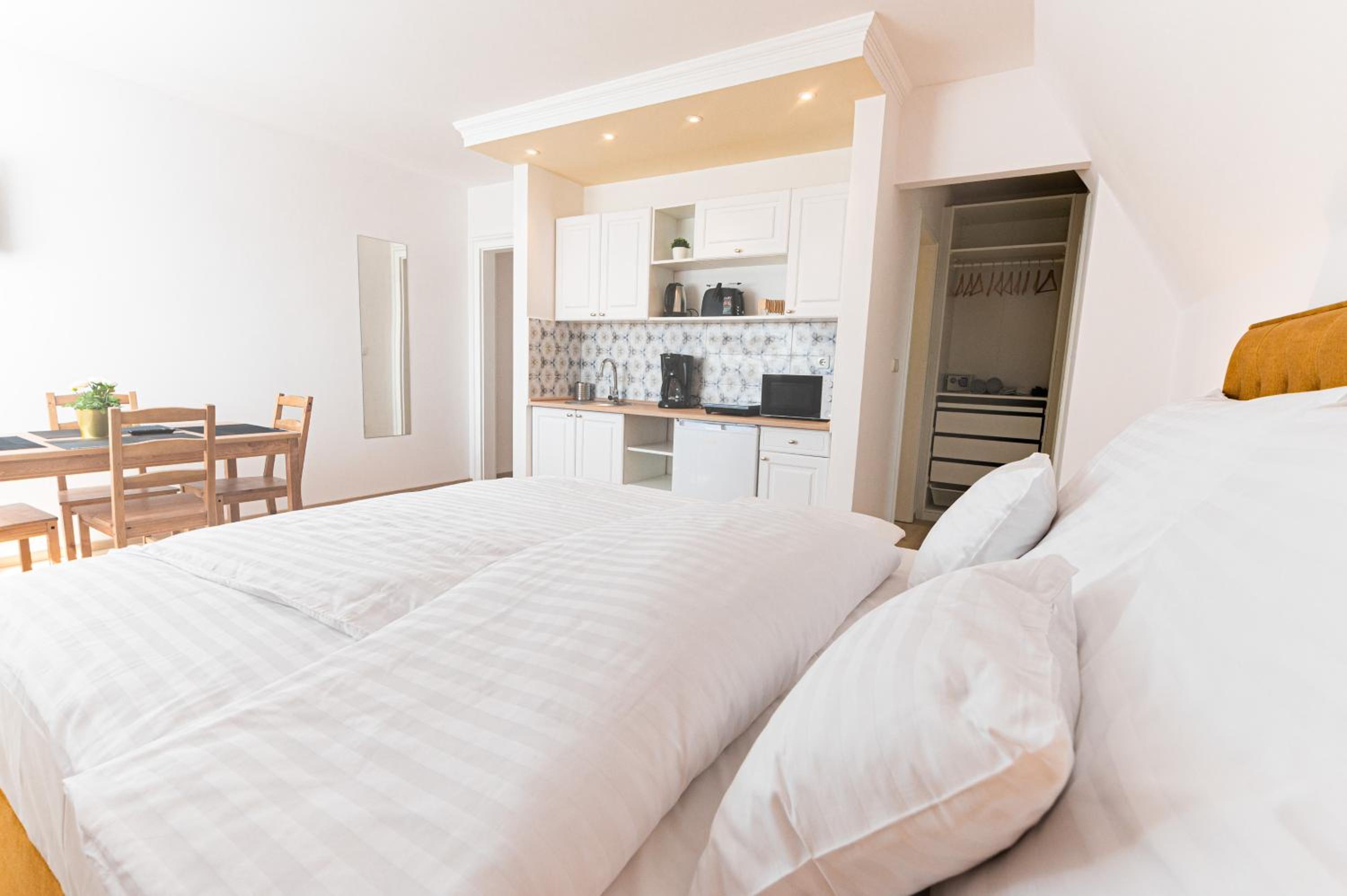 Double Room - Photo 6
