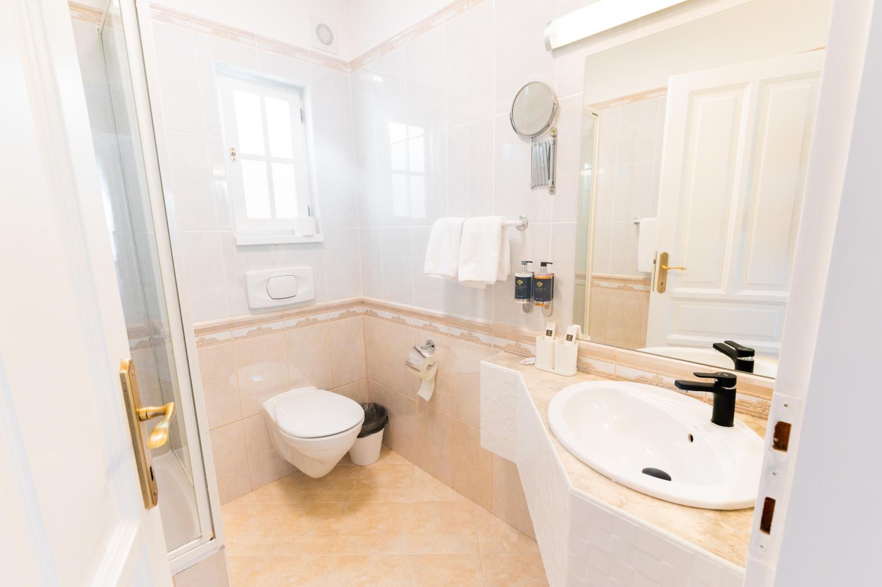 Double Room - Photo 7
