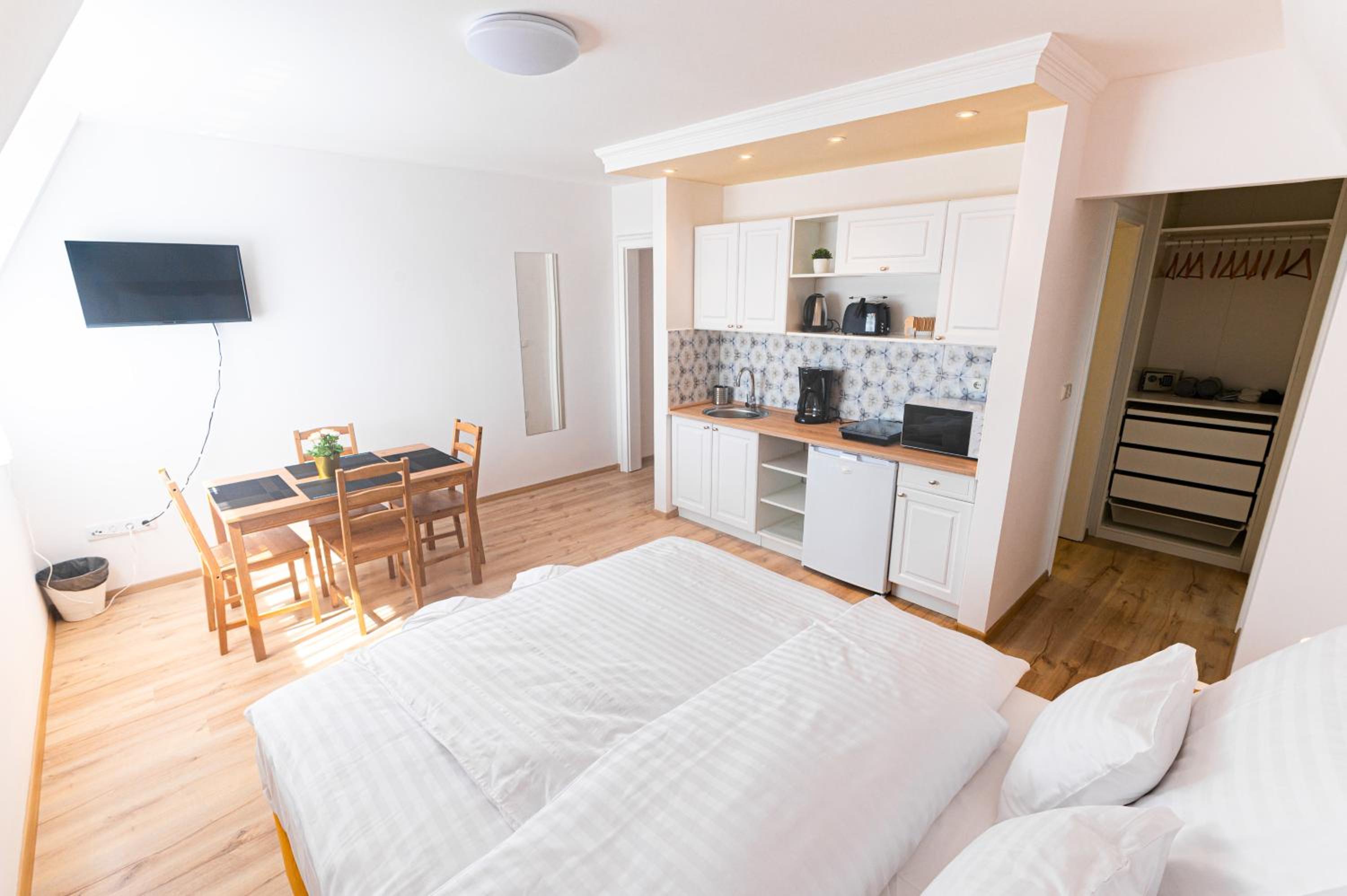 Double Room - Photo 9