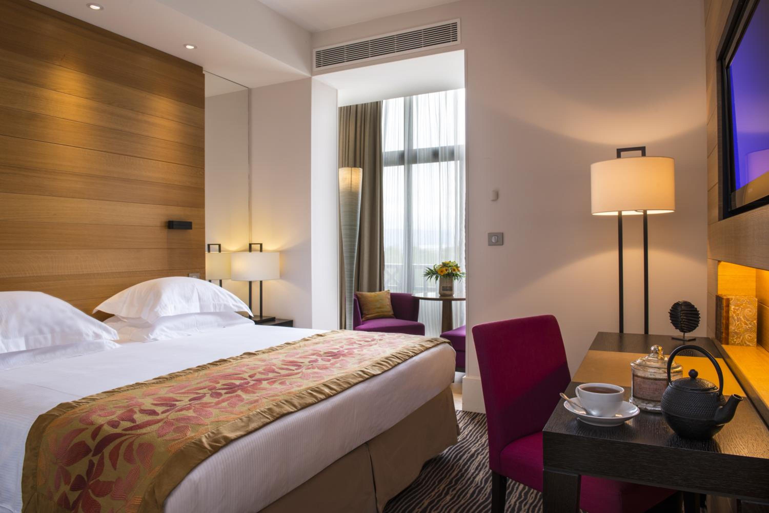 Deluxe Room with Lake View - Photo 4
