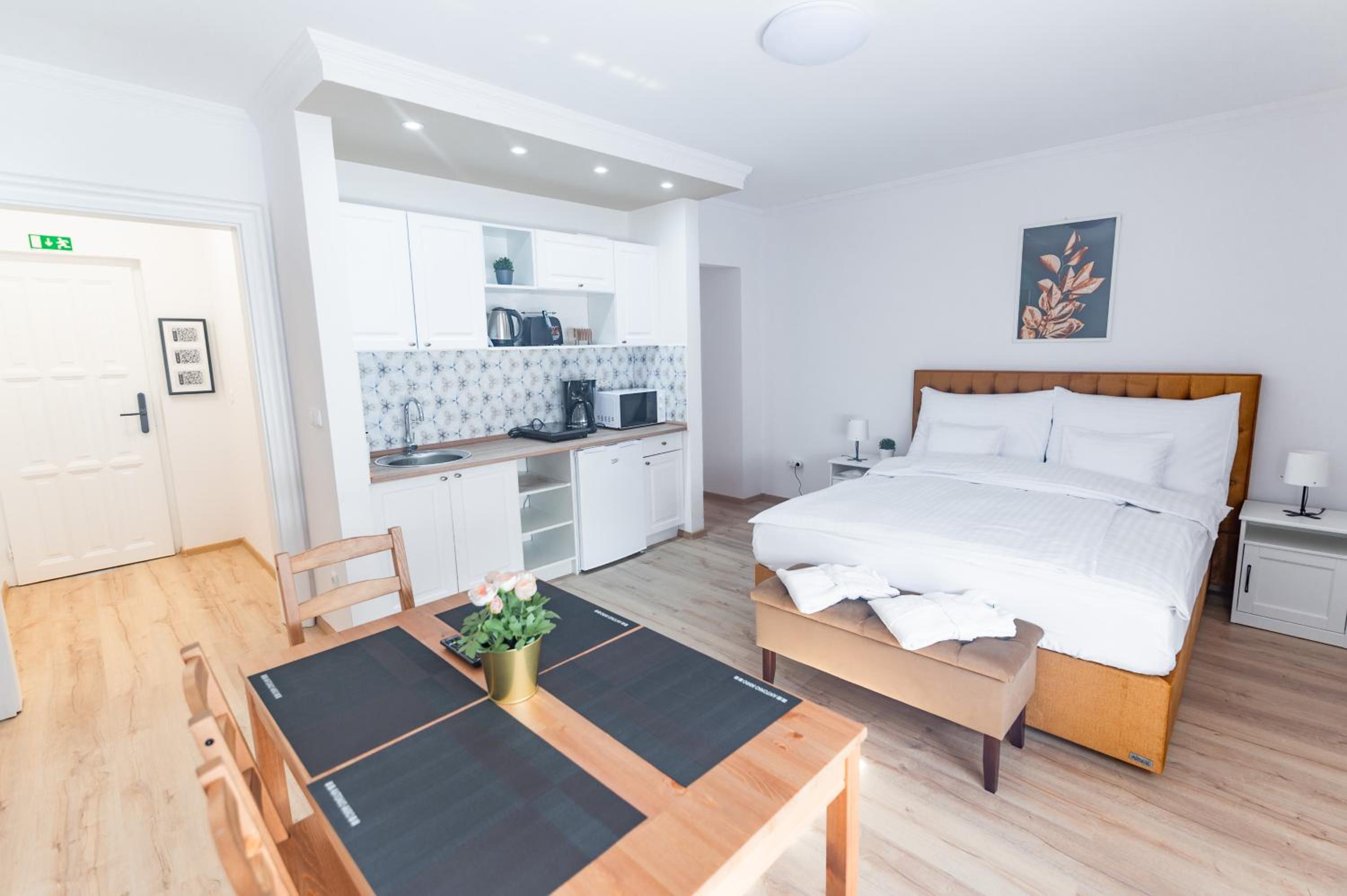 Double Room with Balcony - Photo 24