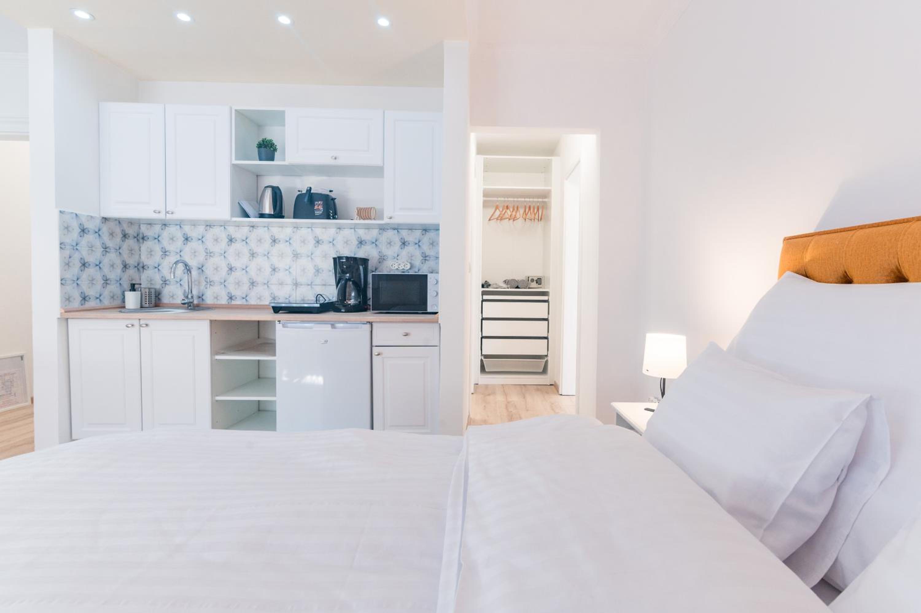 Double Room with Balcony - Photo 23