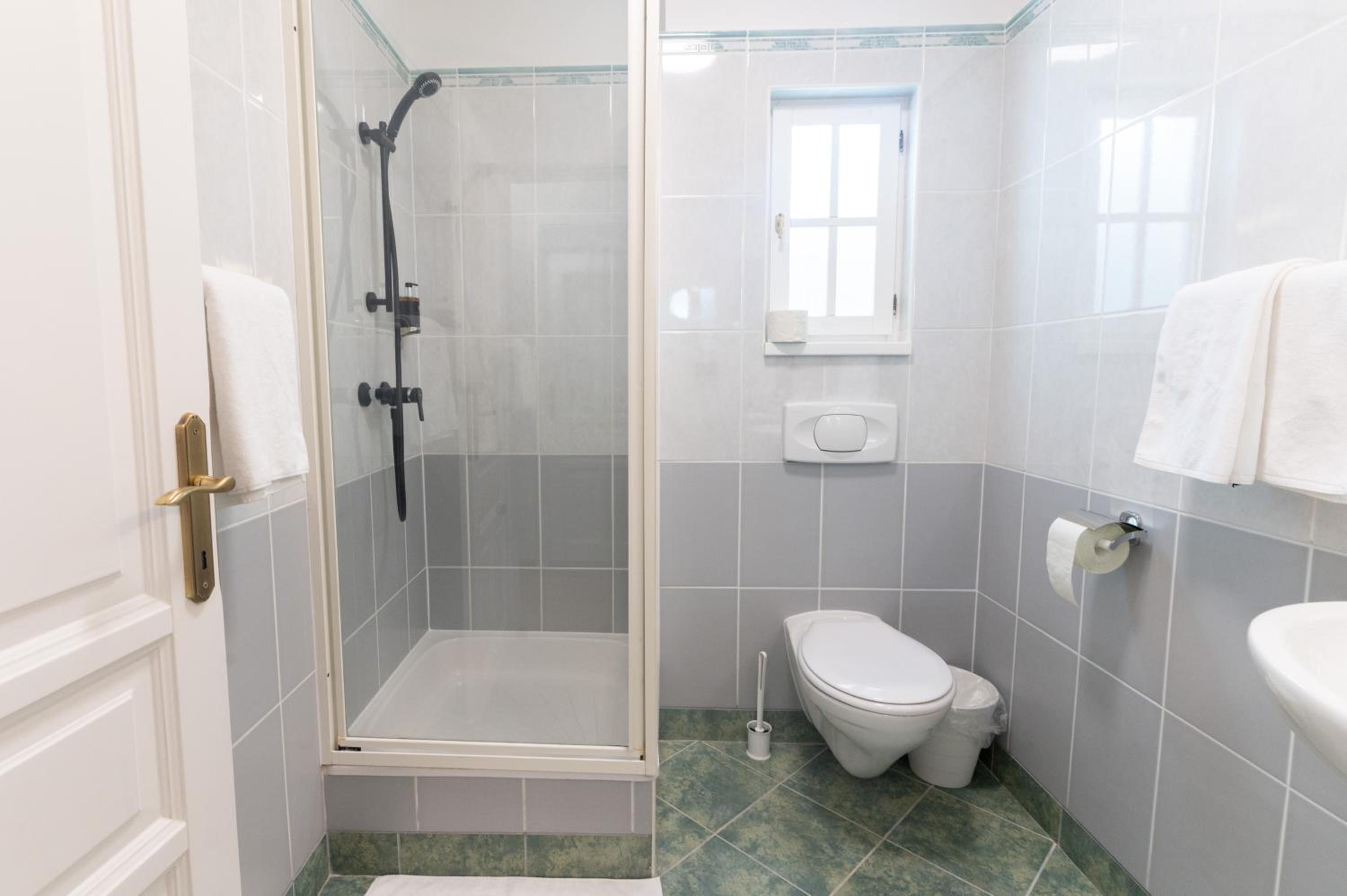 Double Room with Balcony - Photo 8