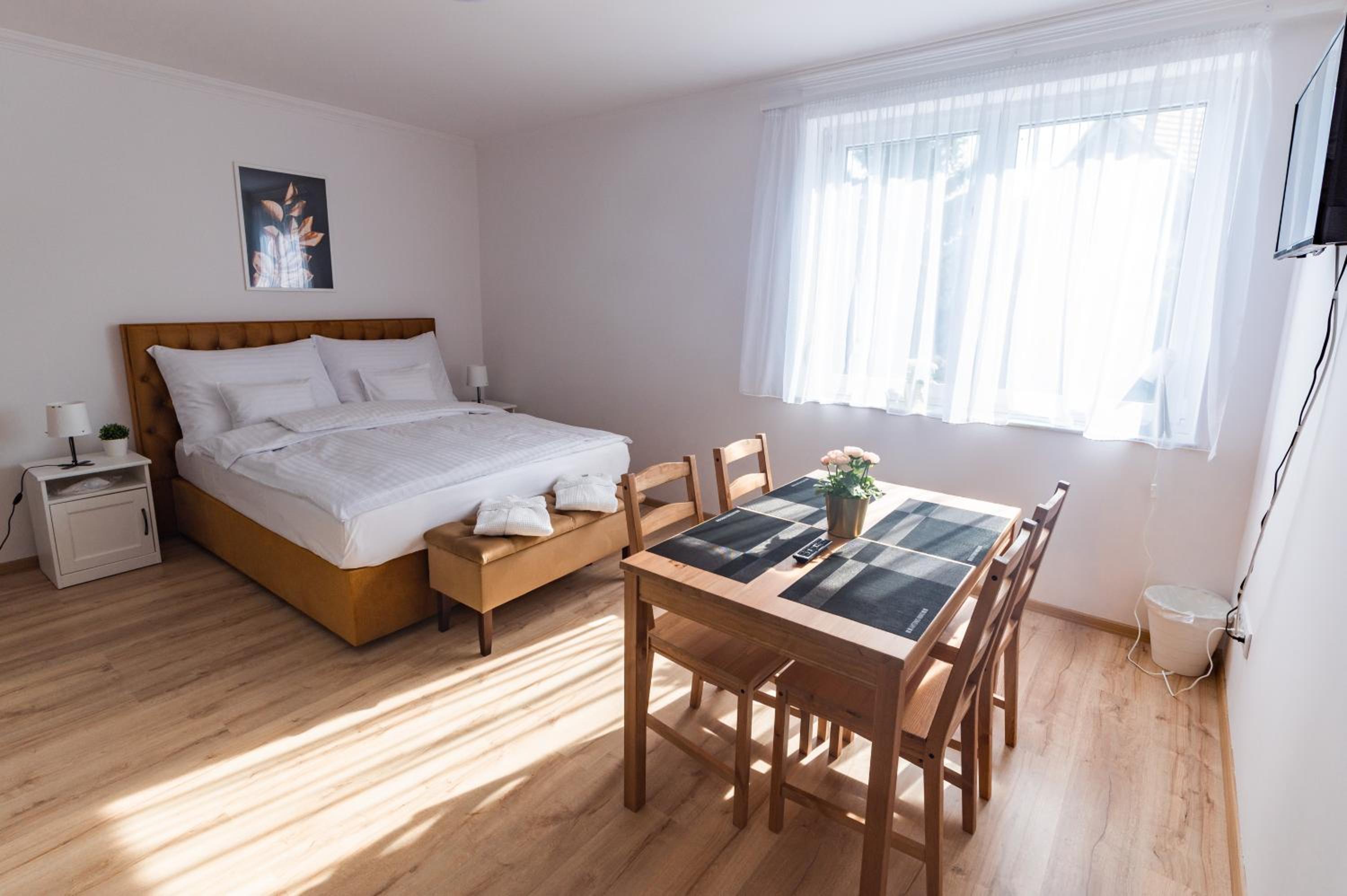 Double Room with Balcony - Photo 6