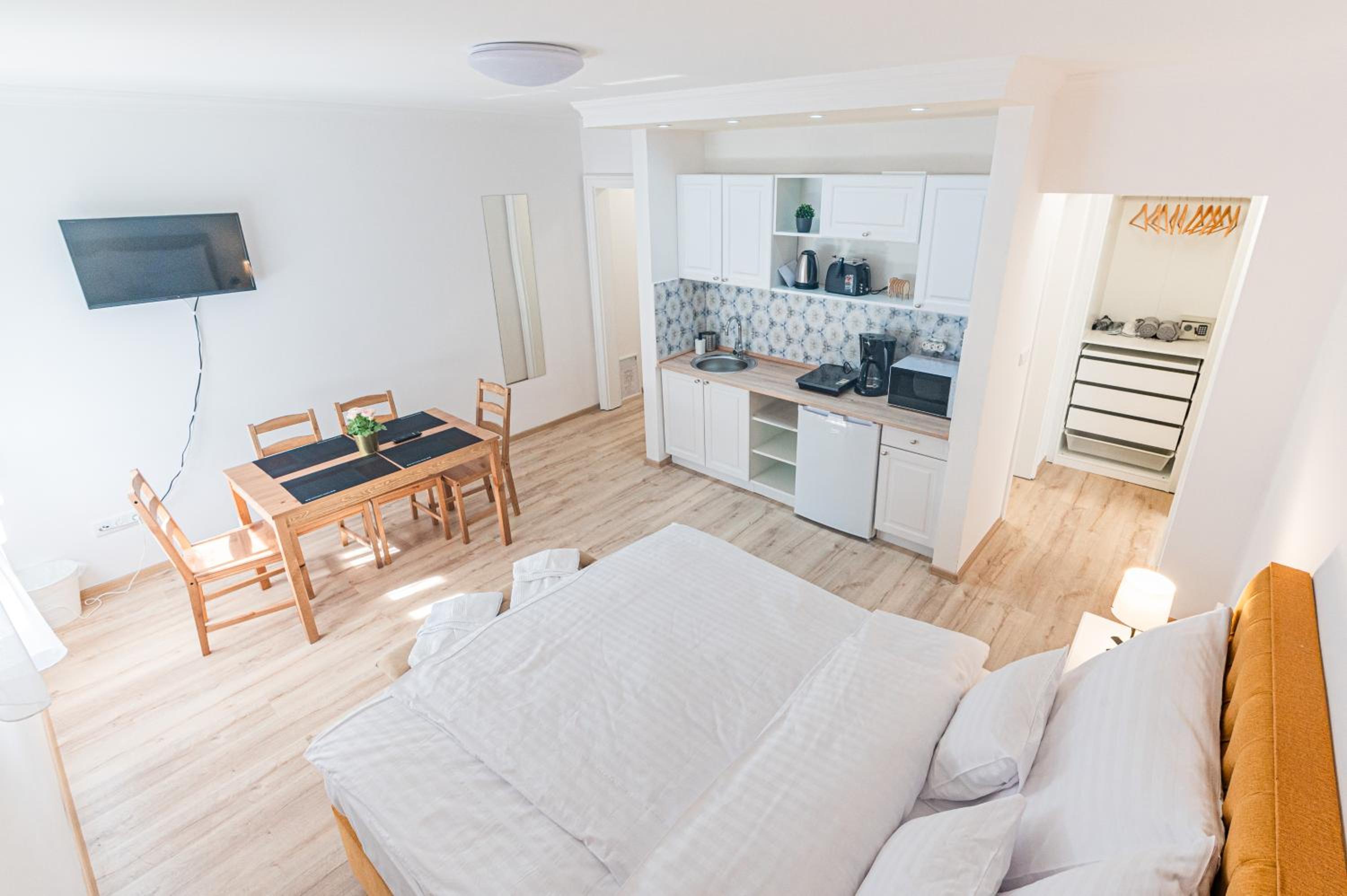 Double Room with Balcony - Photo 1