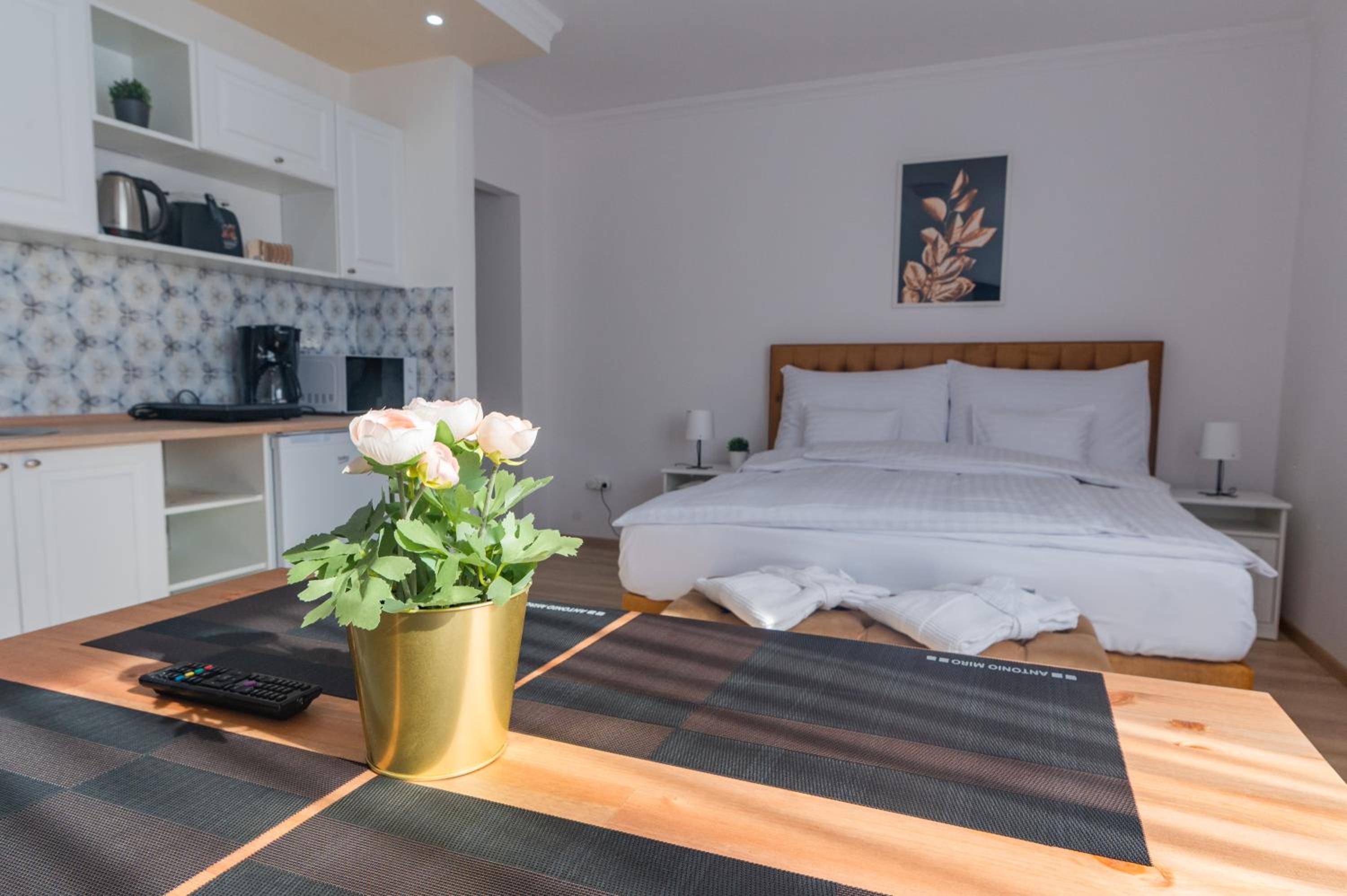Double Room with Balcony - Photo 3