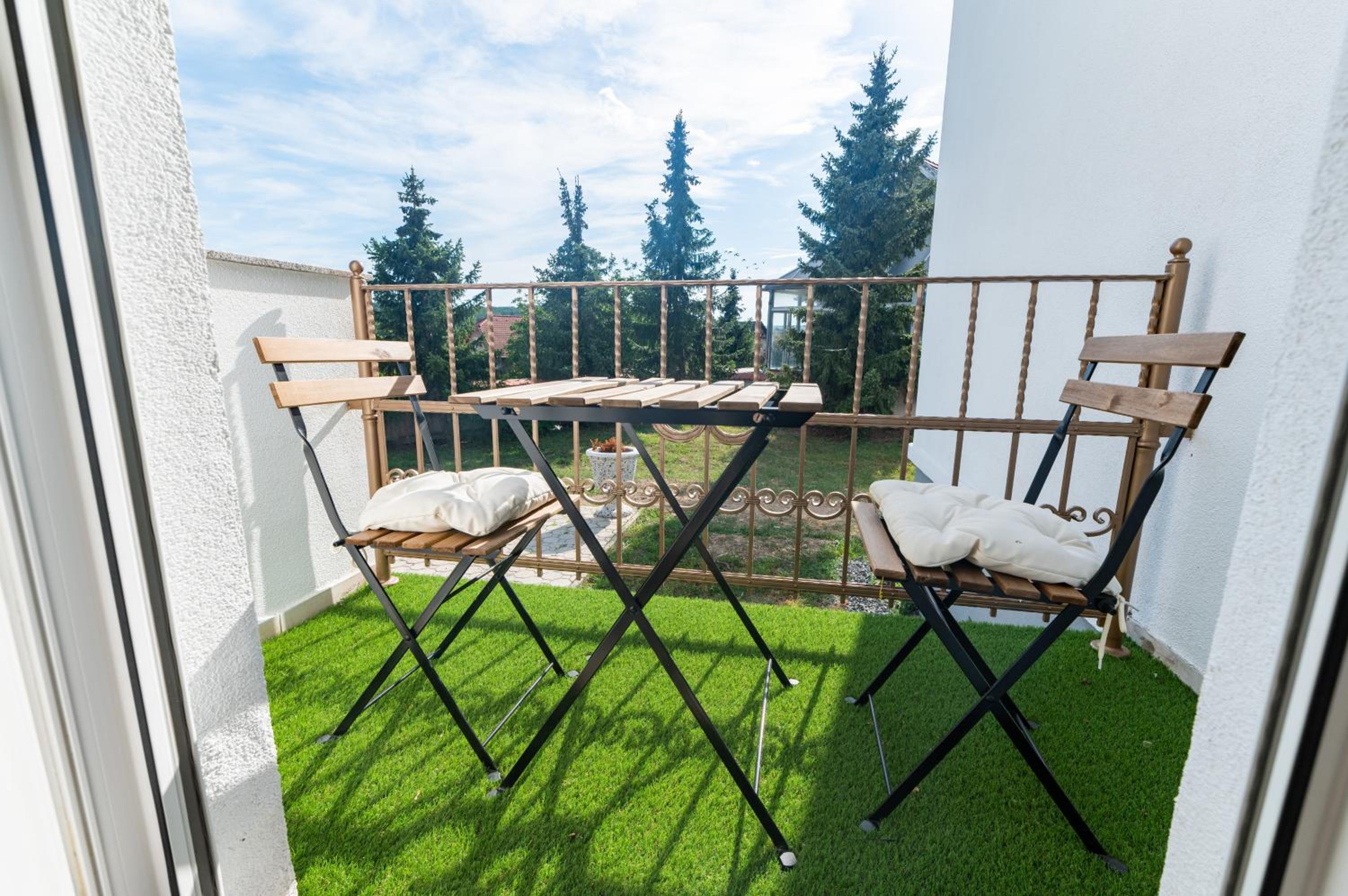 Double Room with Balcony - Photo 11