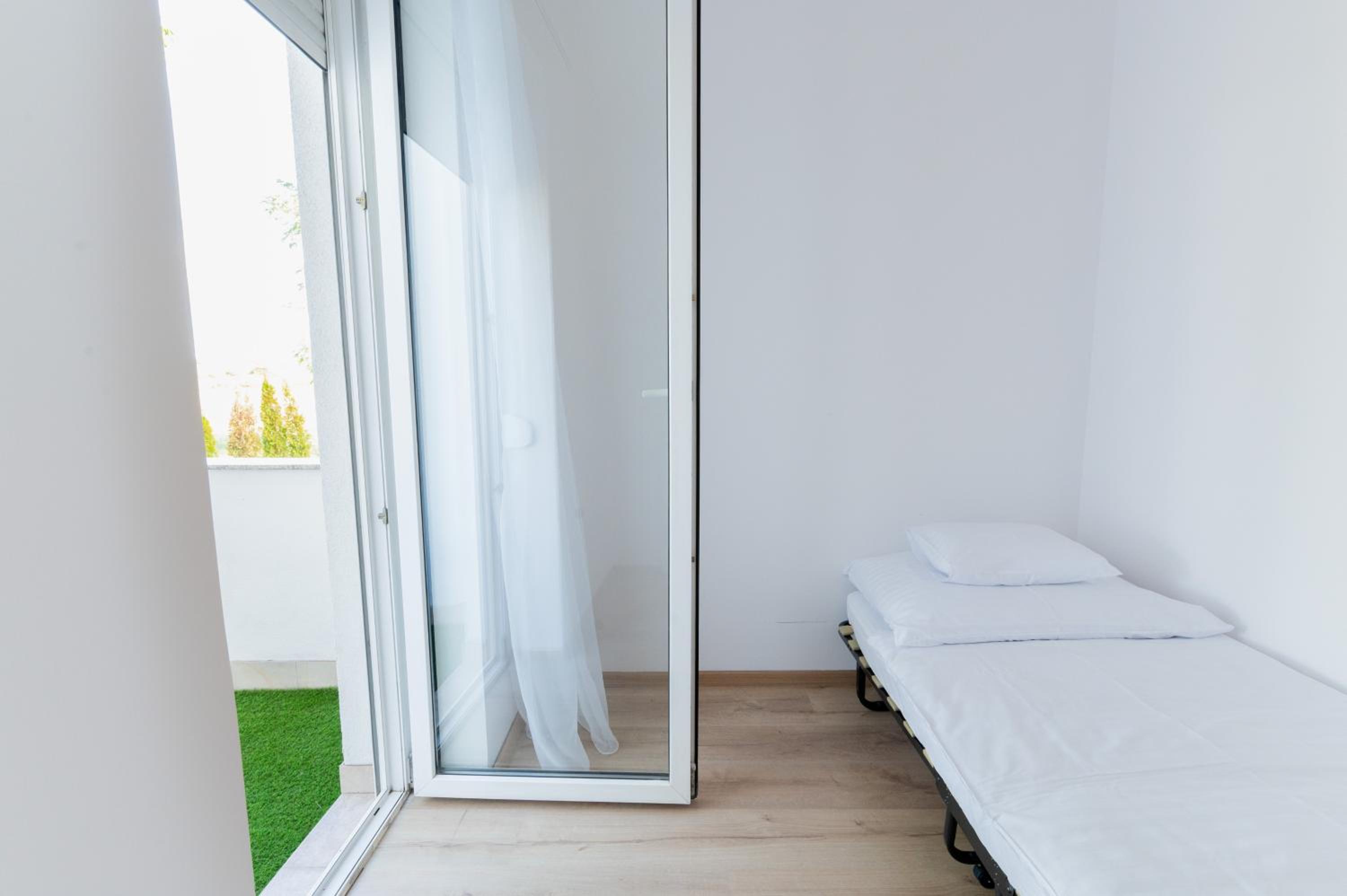 Double Room with Balcony - Photo 21
