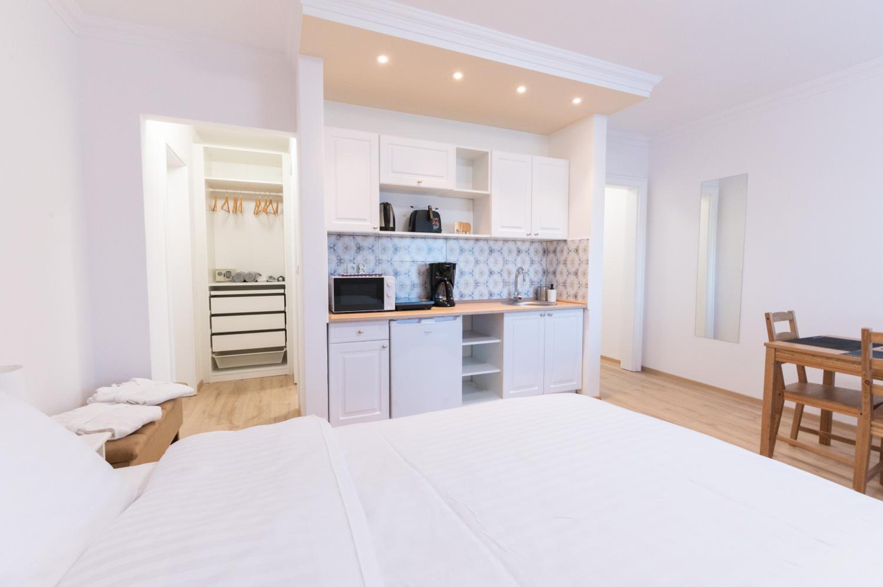 Double Room with Balcony - Photo 20
