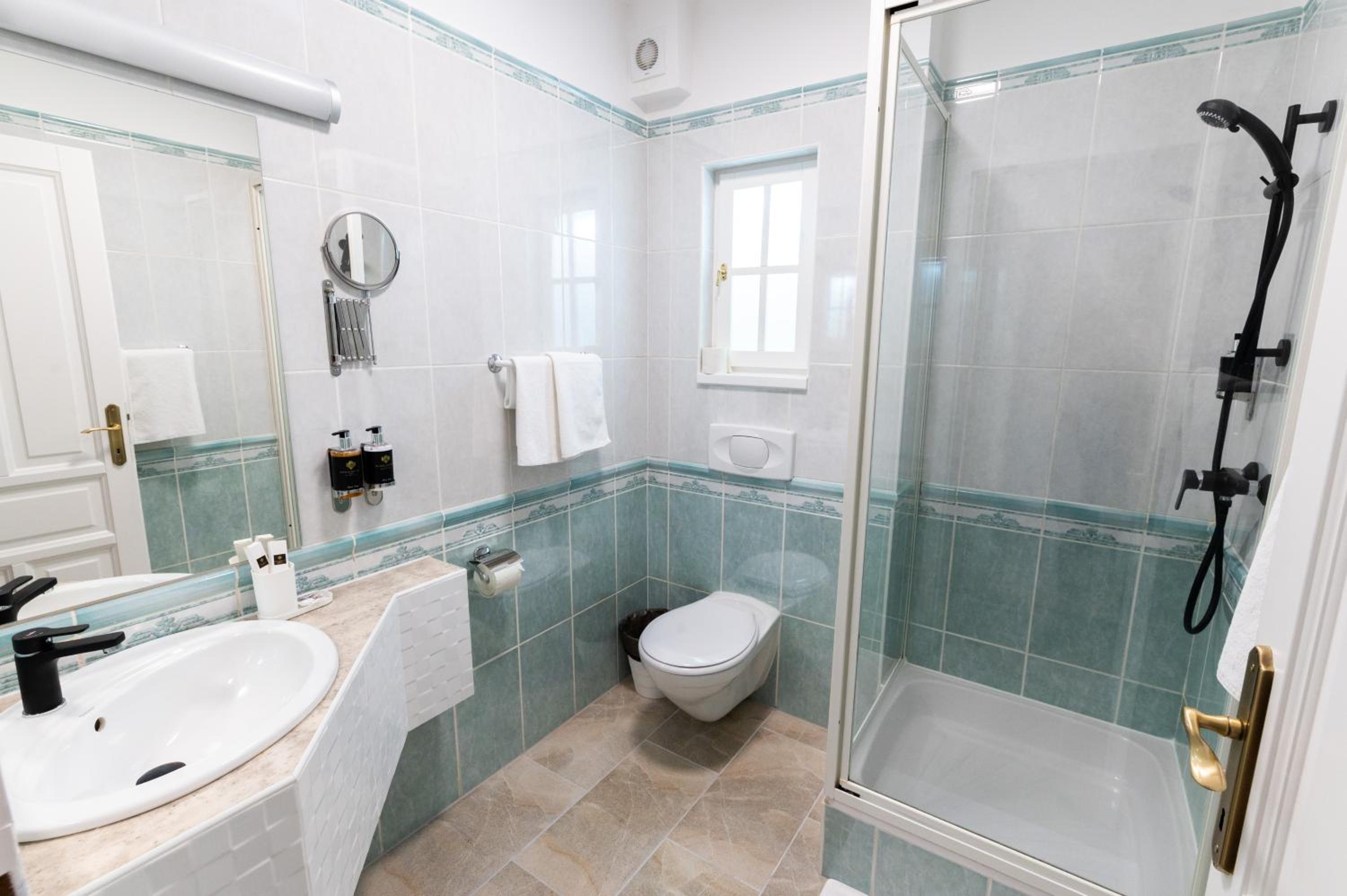 Double Room with Balcony - Photo 14