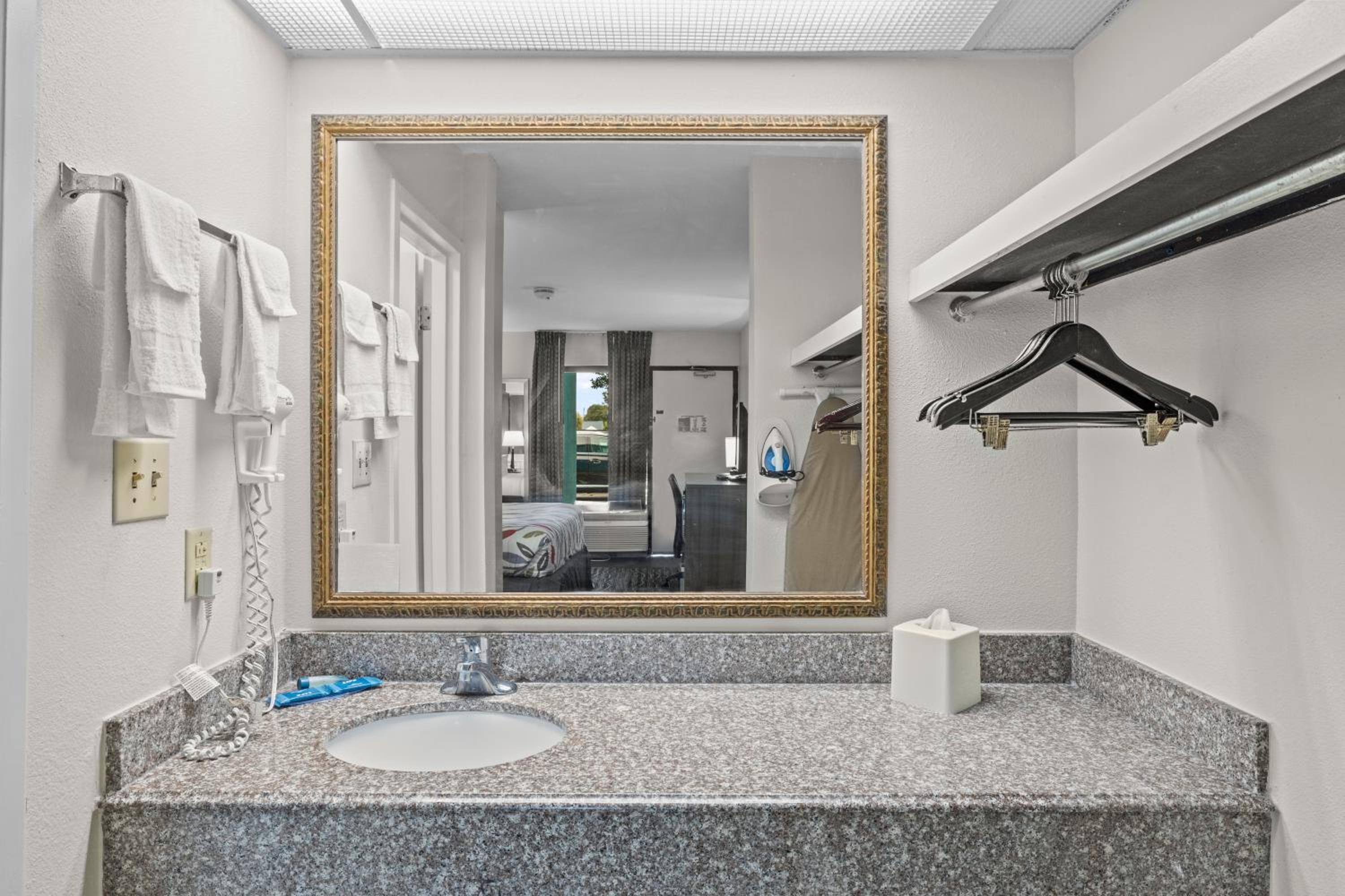 Deluxe Family Suite photo 2