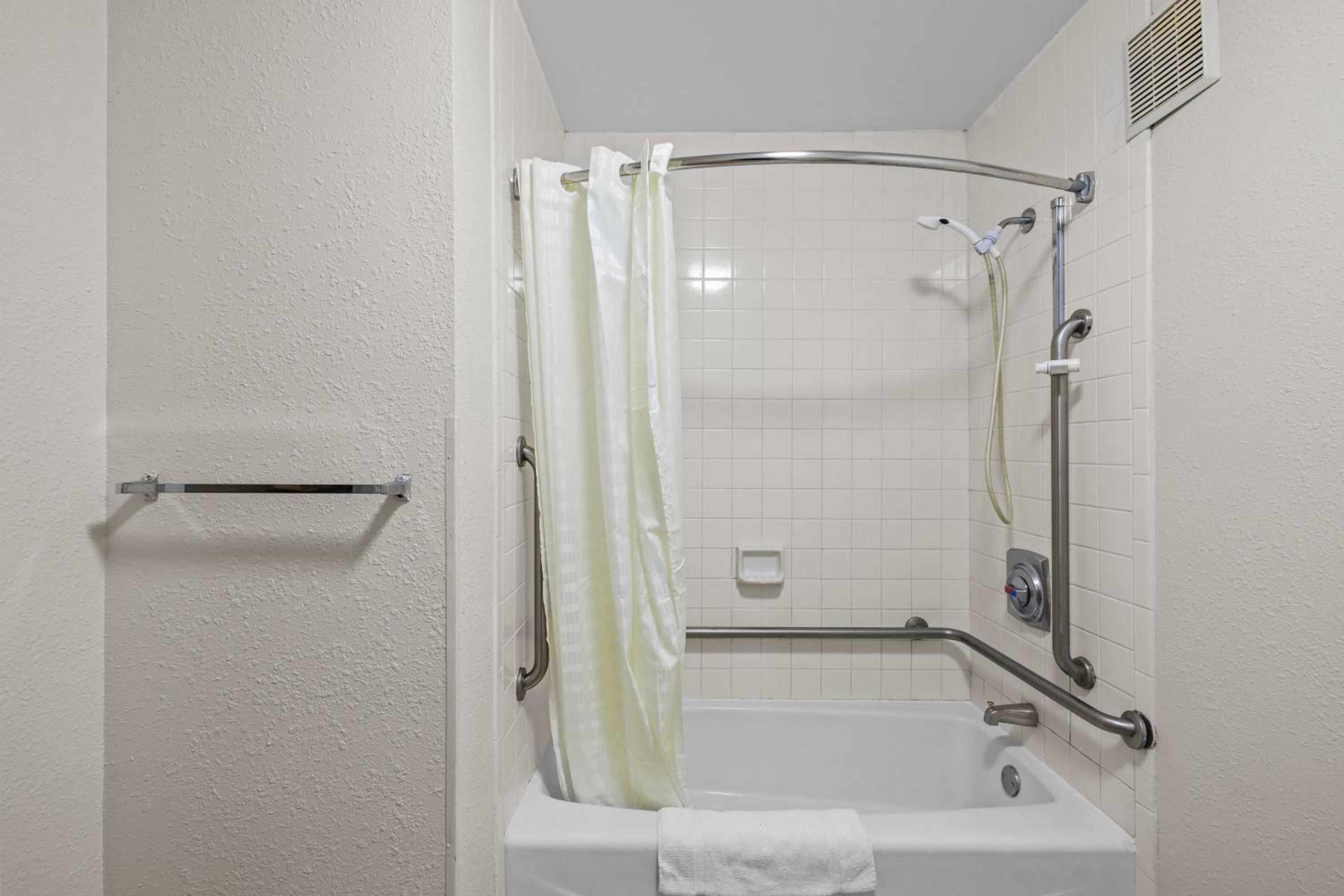 King Room - Disability Access photo 3