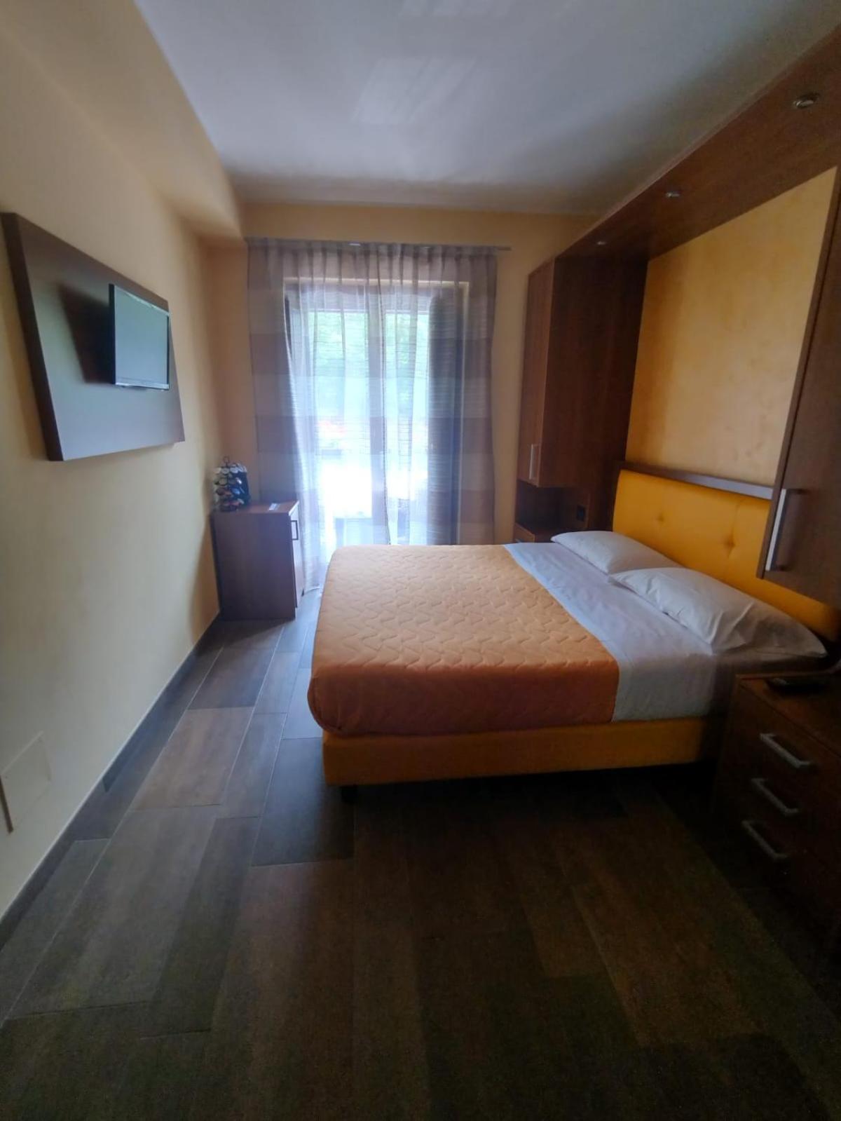 Double Room with Private Bathroom - Photo 9