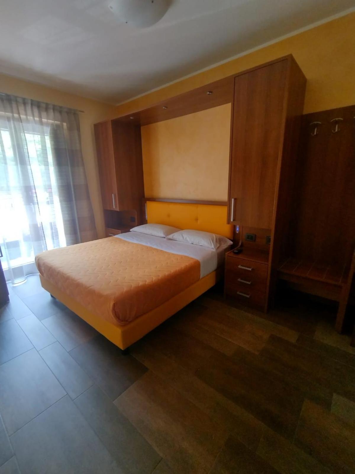 Double Room with Private Bathroom - Photo 1