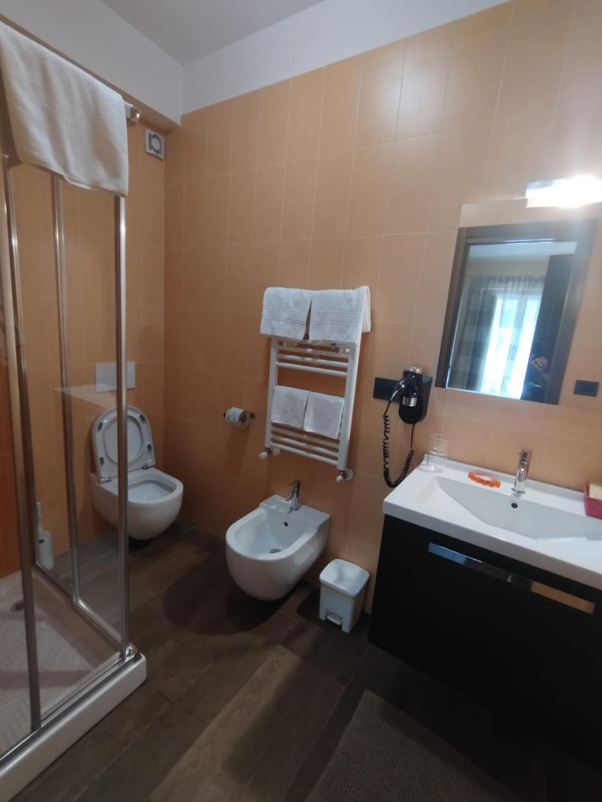 Double Room with Private Bathroom - Photo 12
