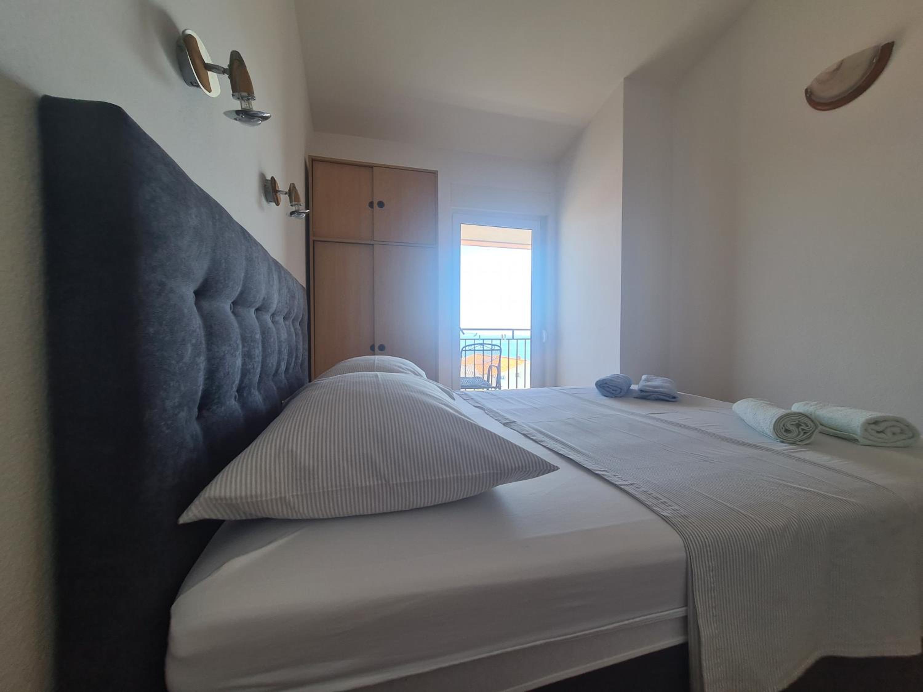 One-Bedroom Apartment with Balcony and Sea View photo 3