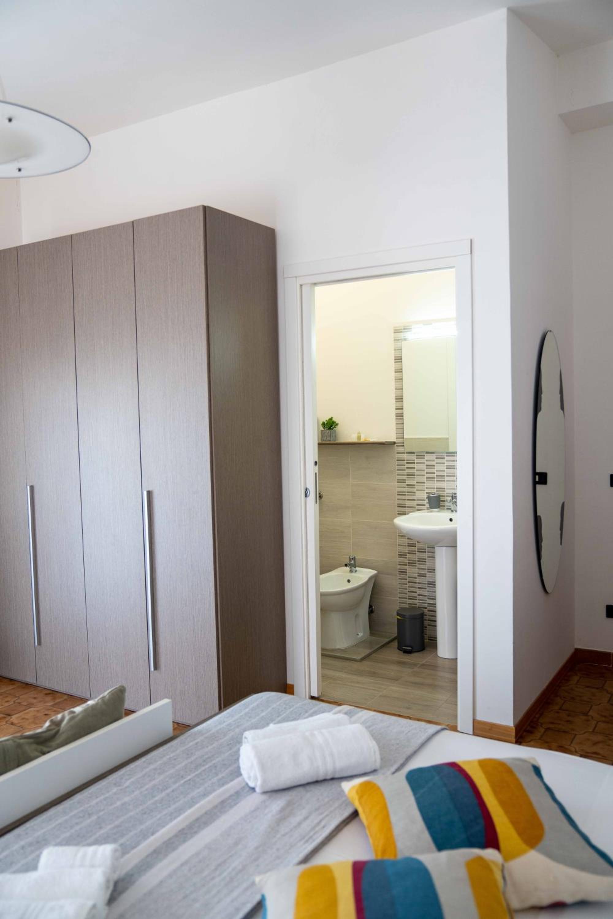 Quadruple Room with Private Bathroom - Photo 9