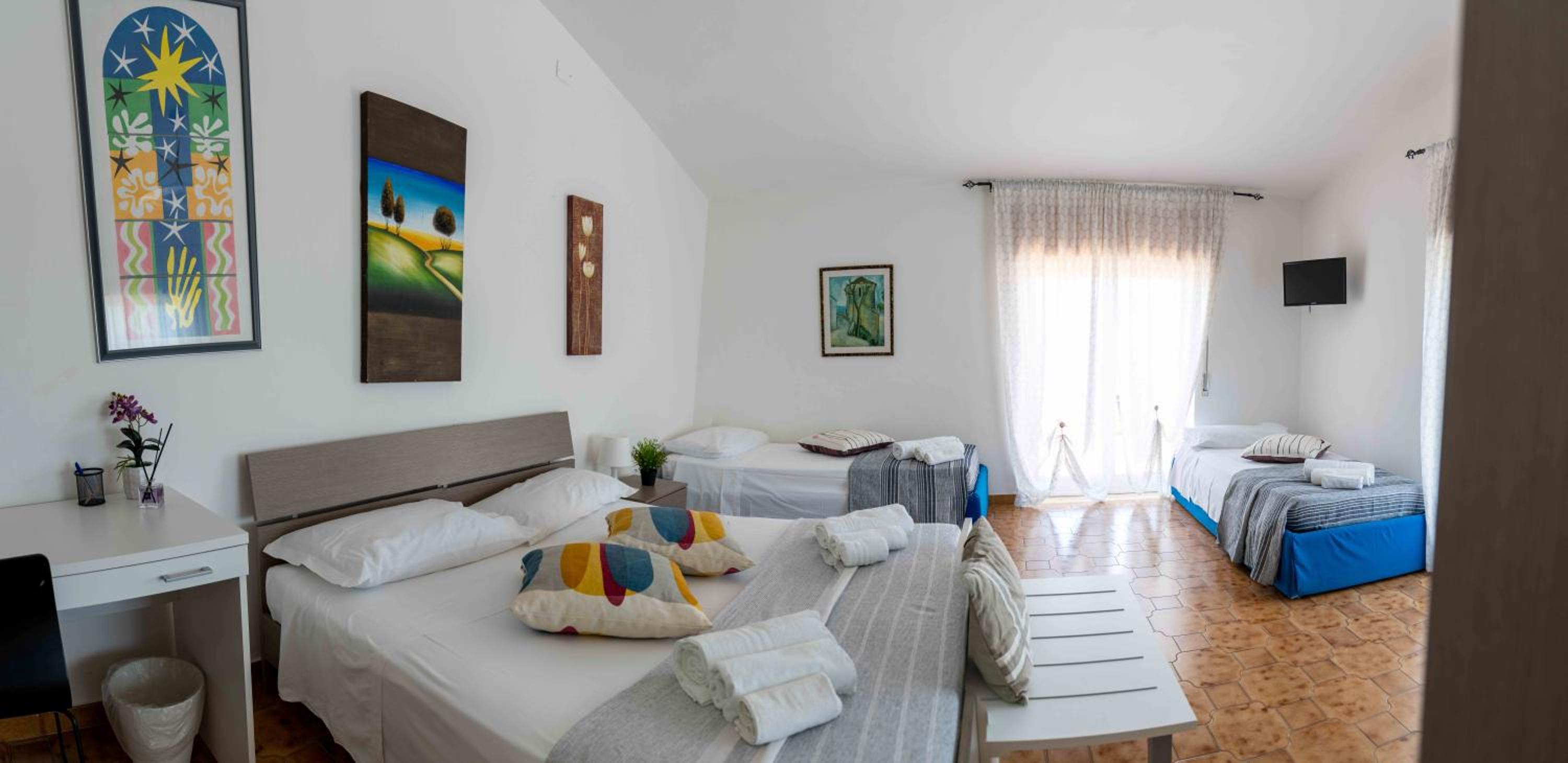 Quadruple Room with Private Bathroom - Photo 6