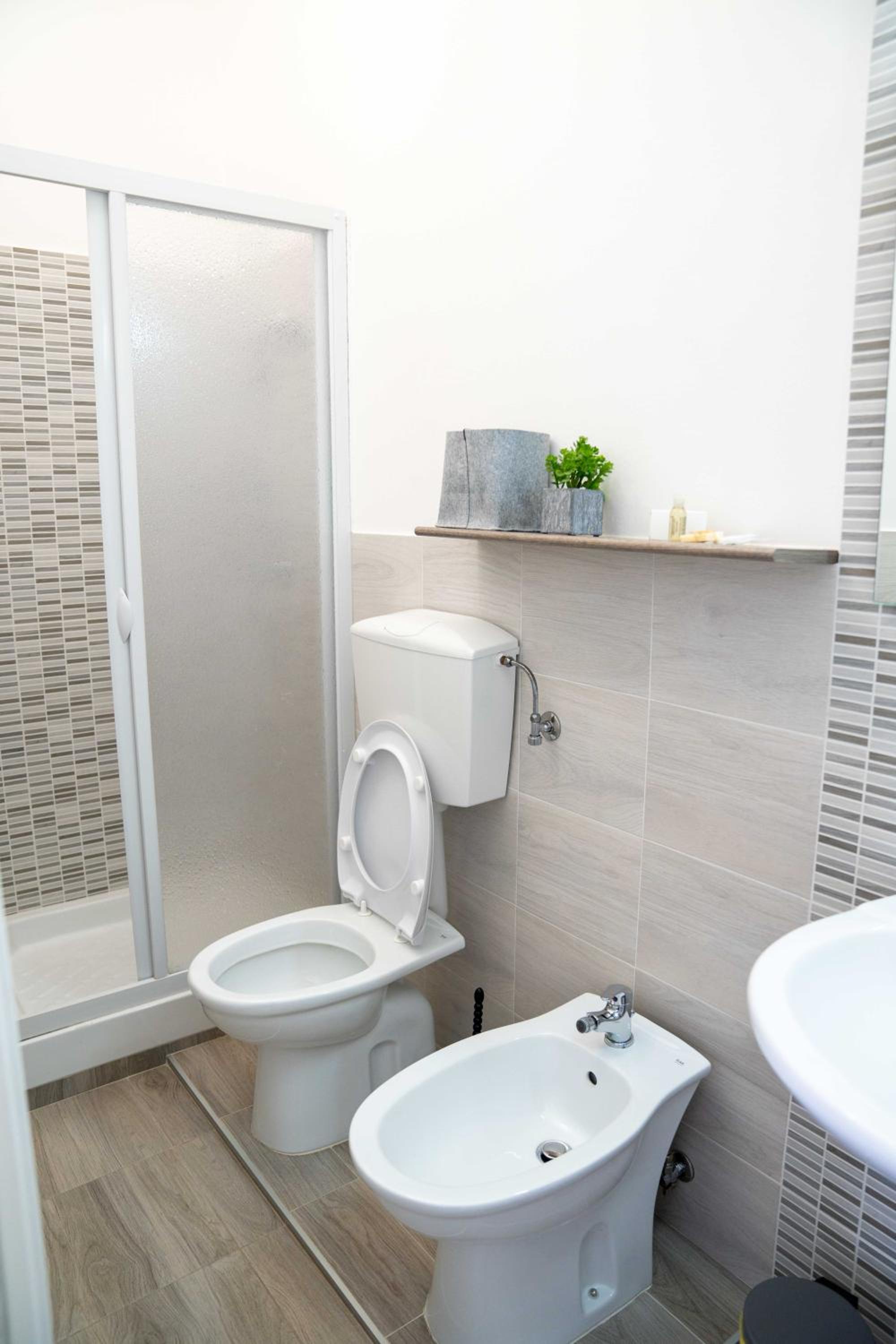 Quadruple Room with Private Bathroom - Photo 10
