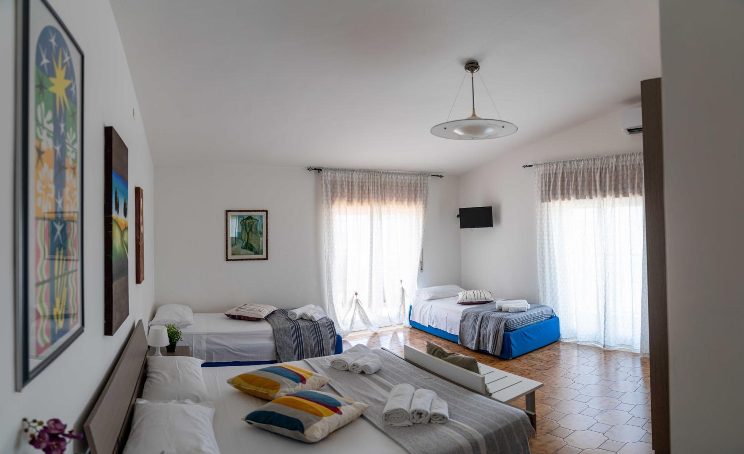 Quadruple Room with Private Bathroom - Photo 2