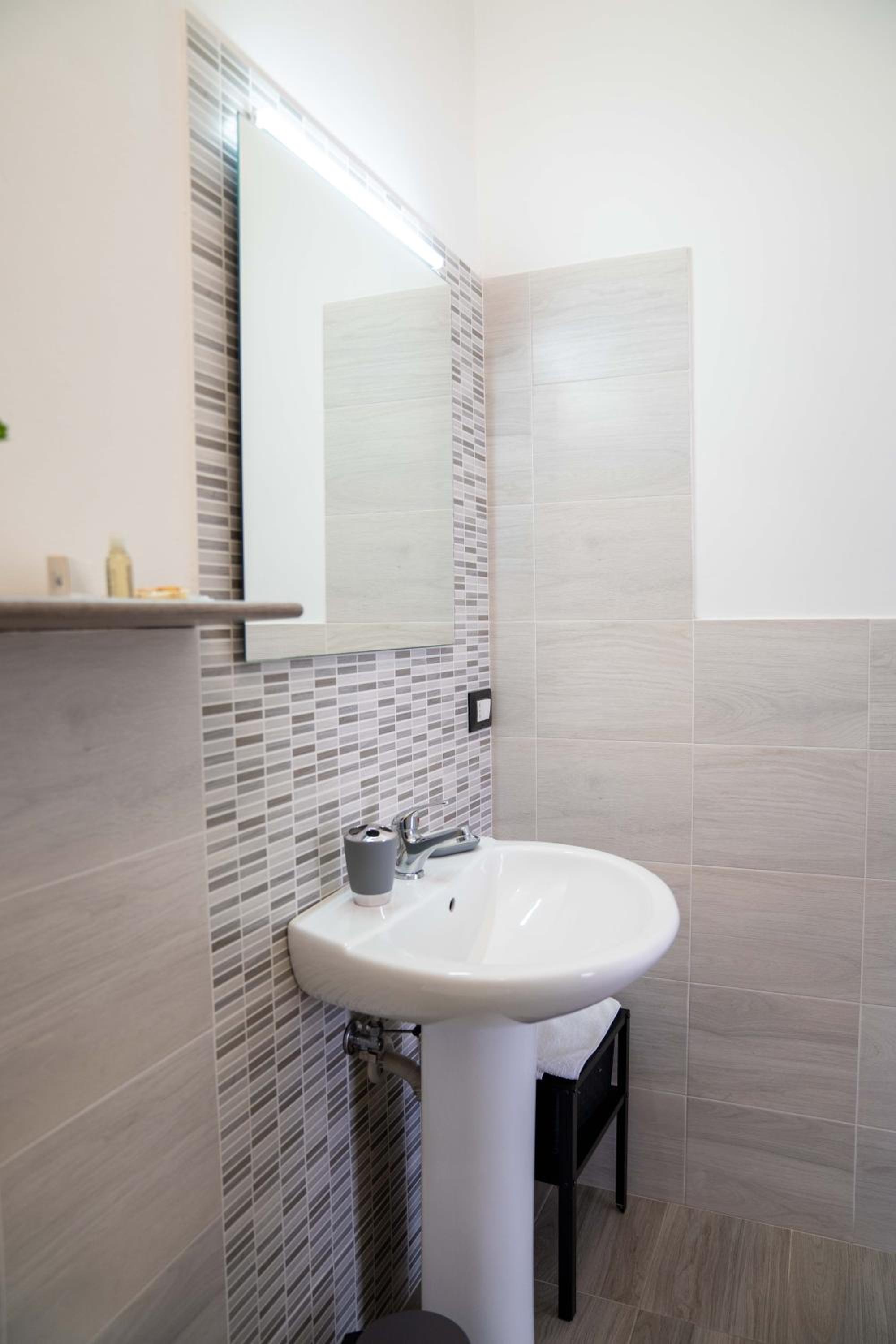 Quadruple Room with Private Bathroom - Photo 12