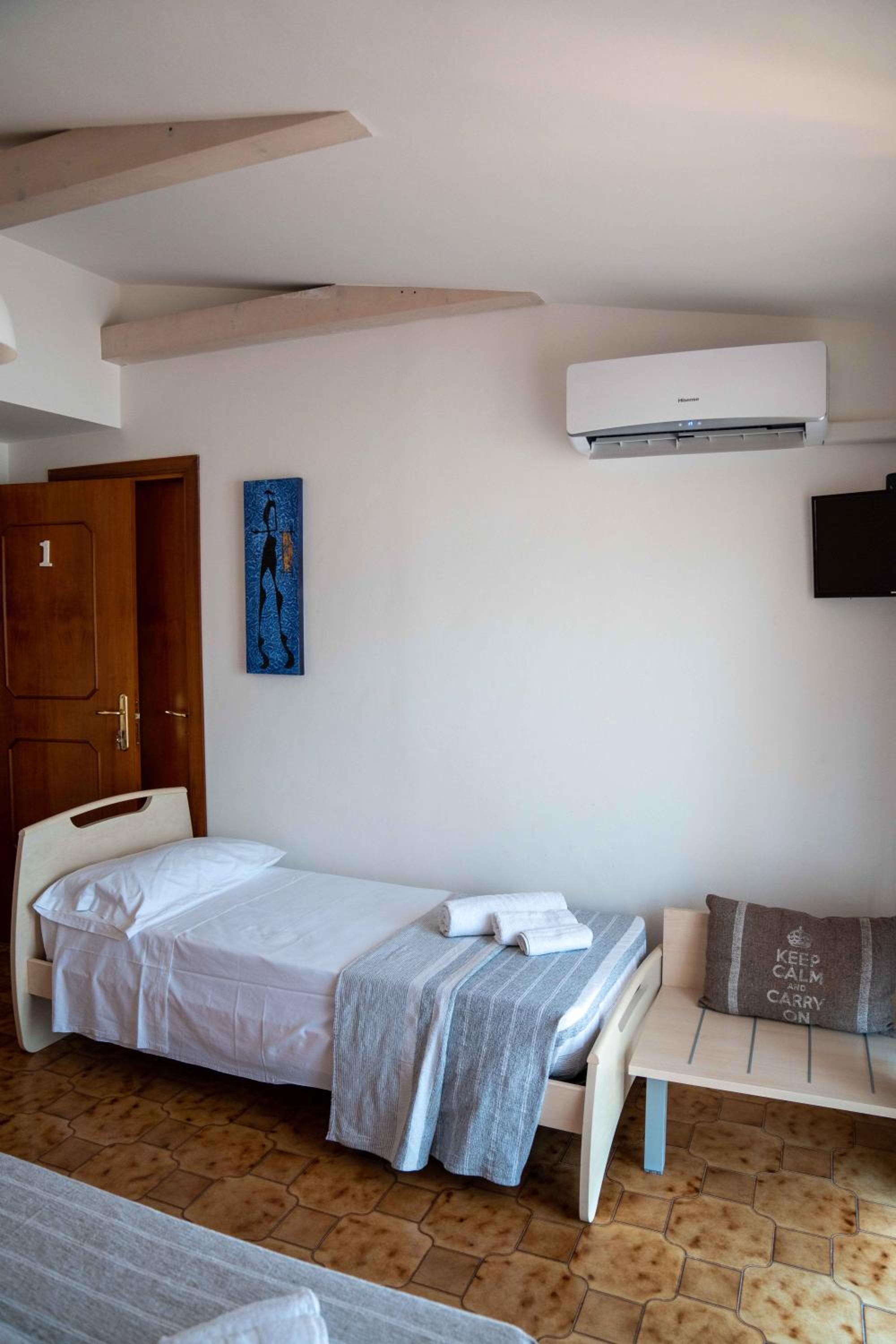 Triple Room with Private Bathroom - Photo 3