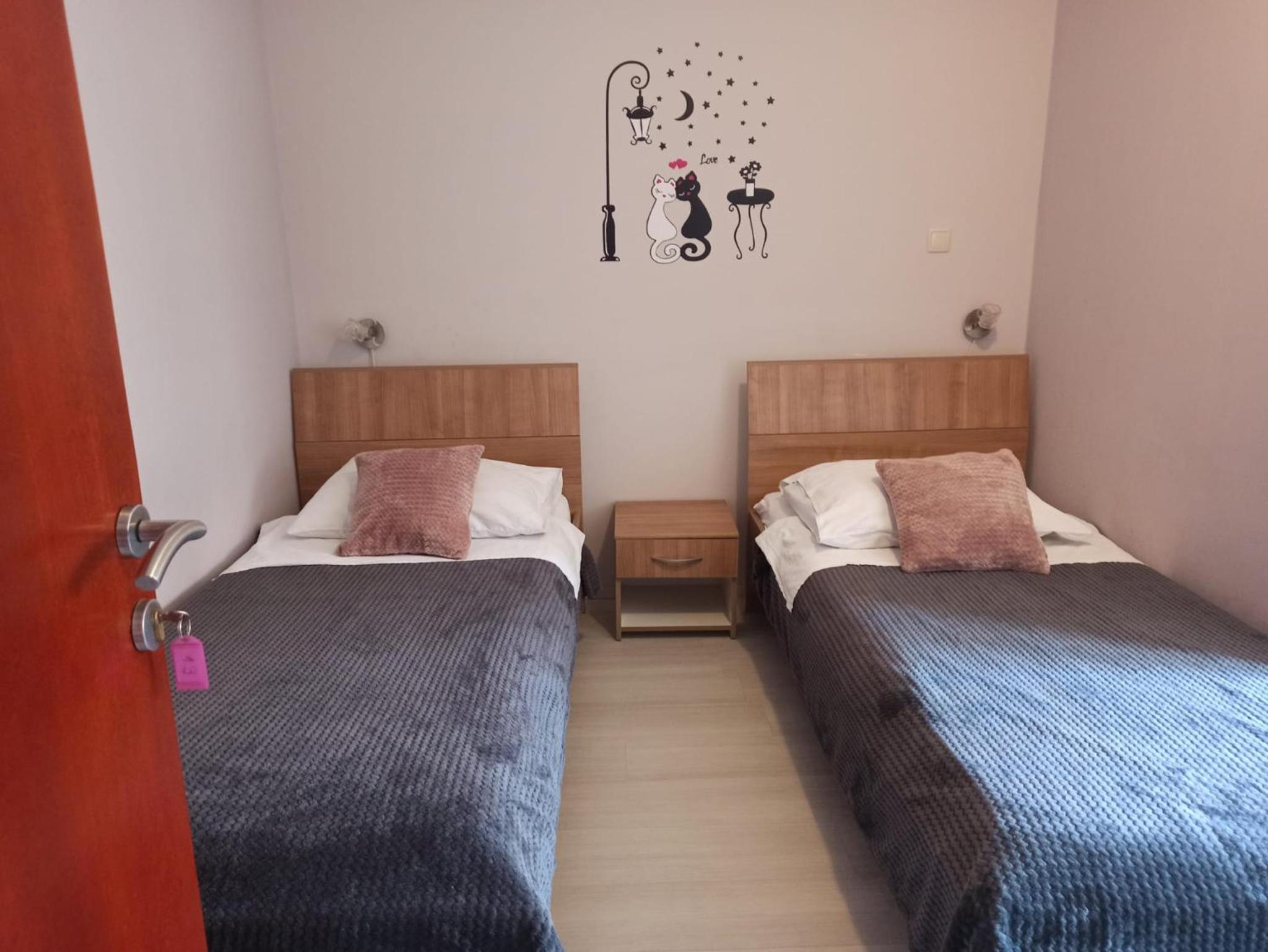 Economy Twin Room - Photo 5