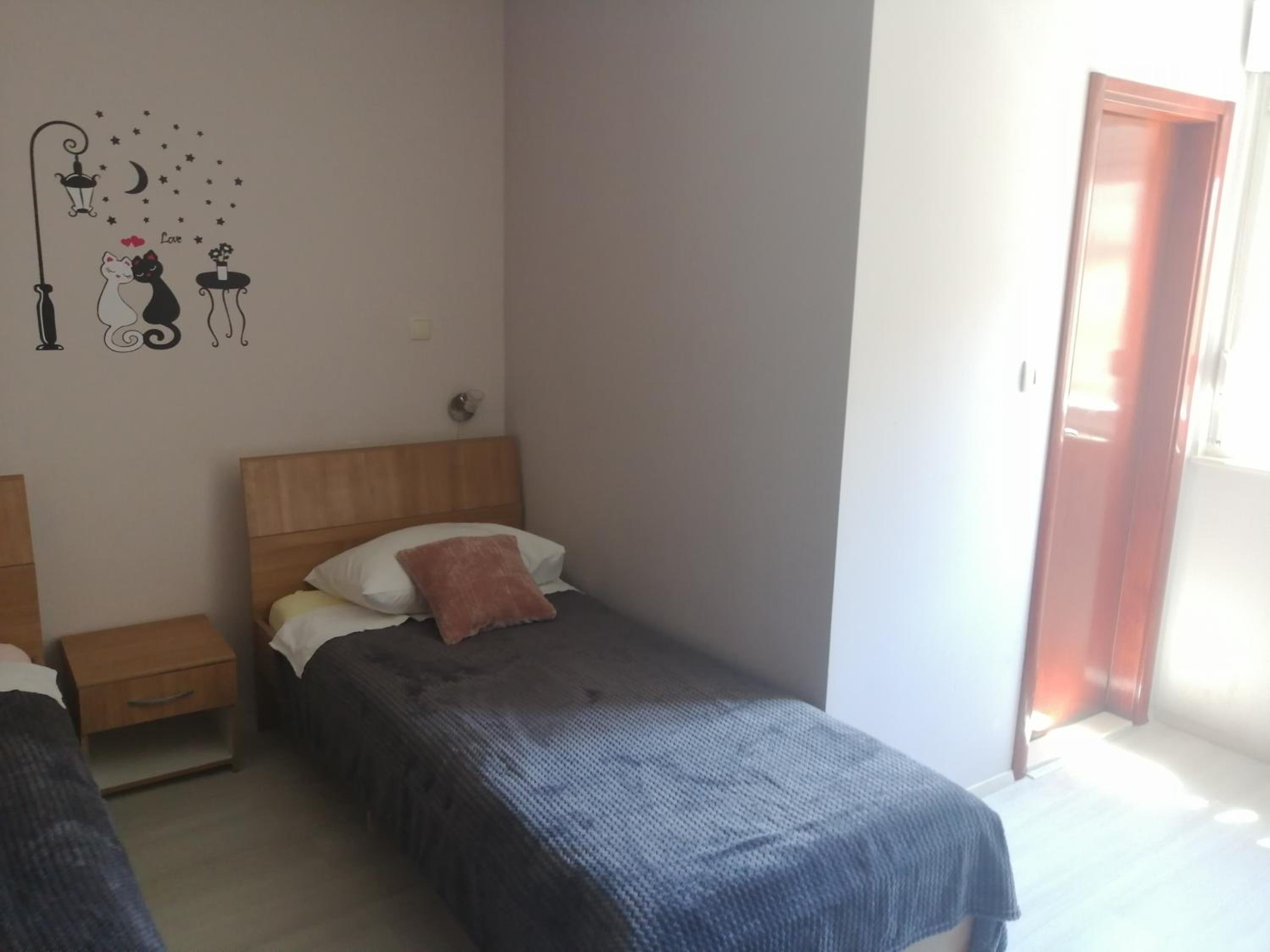 Economy Twin Room - Photo 6