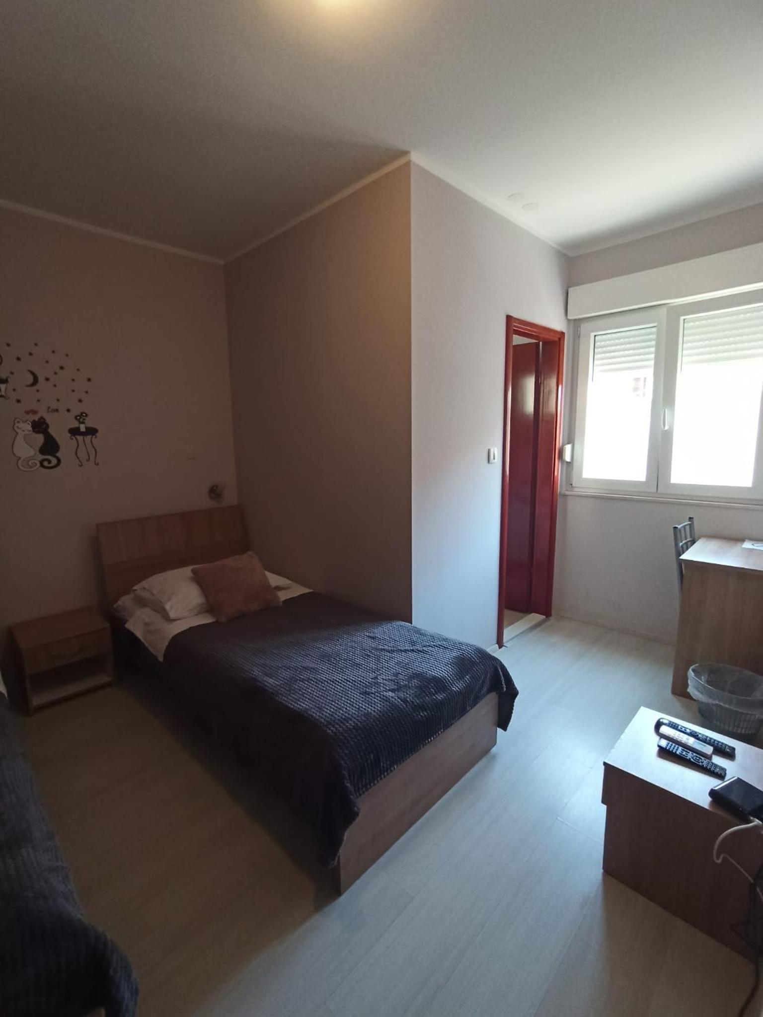 Economy Twin Room - Photo 2