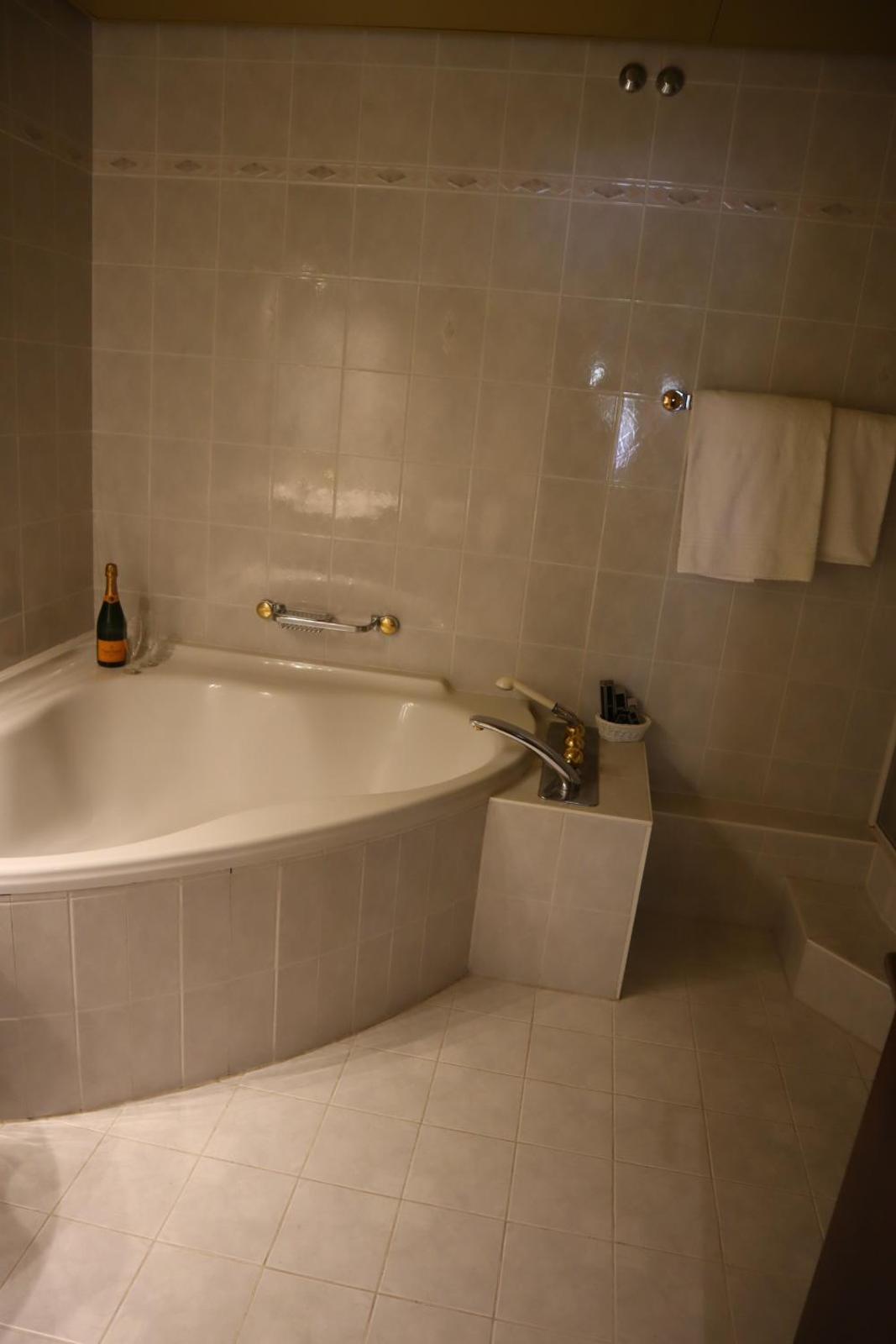 Suite with Balcony - Photo 28