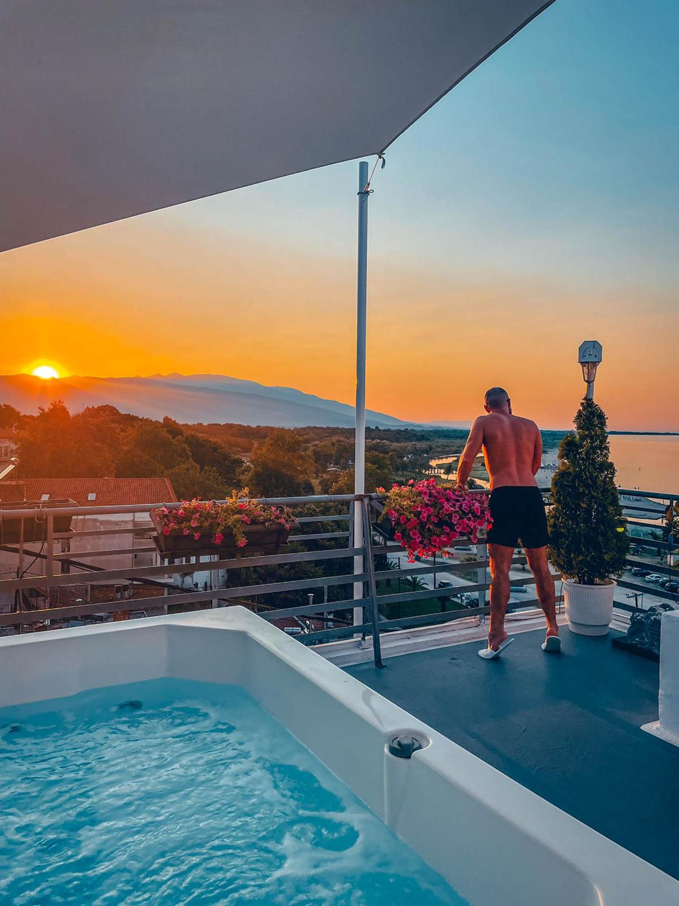  Horizon Split-Level Suite with Rooftop Jetted Tub – Sea View