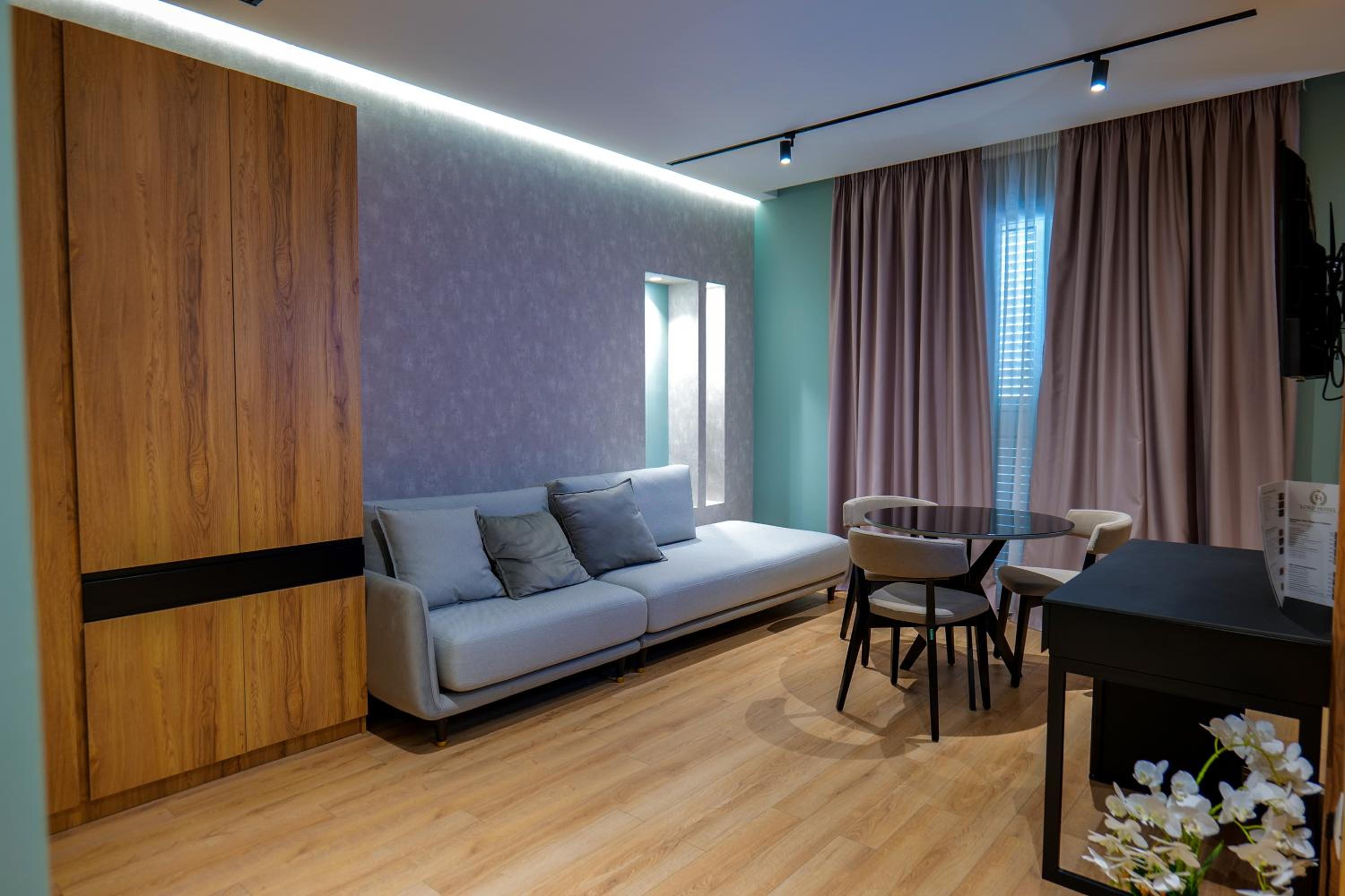 Deluxe King Suite