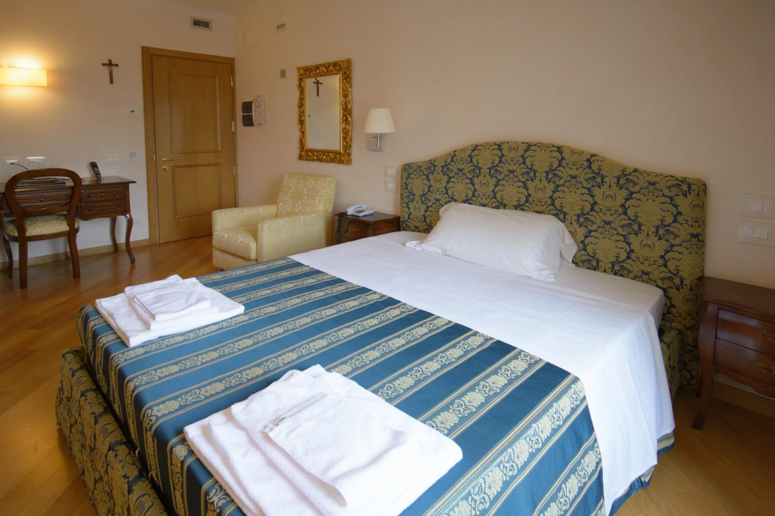Double Room - Disability Access photo 1