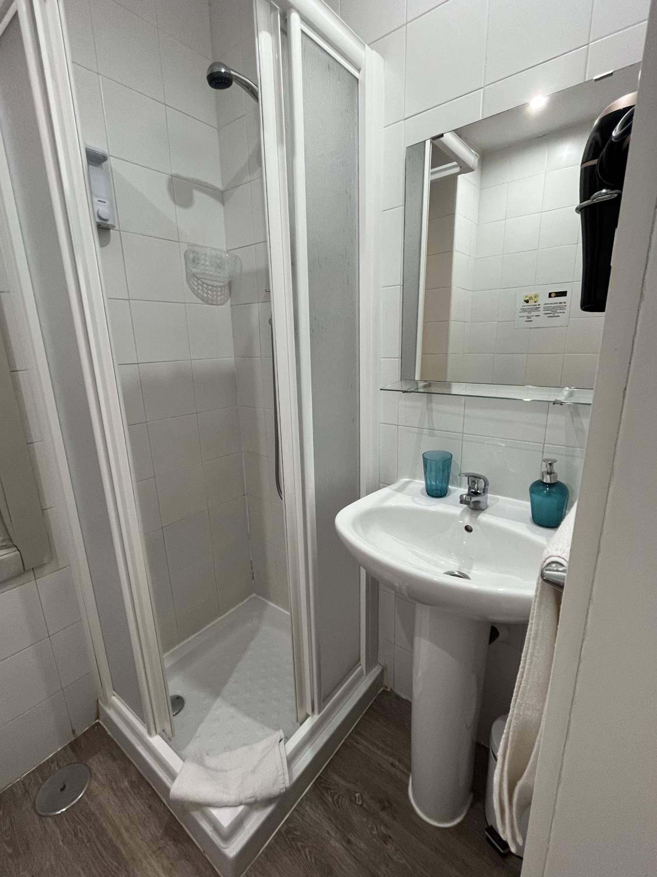 Double Room with Private Bathroom - Photo 2