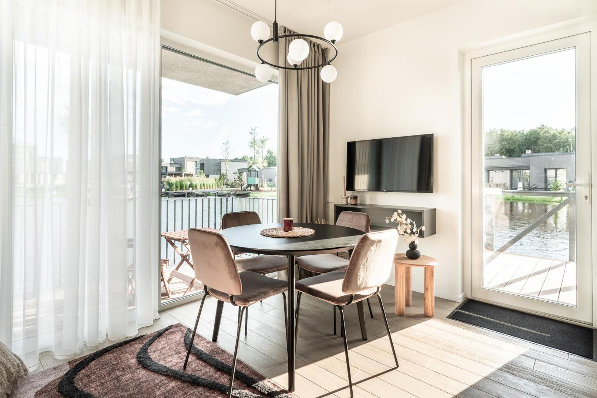 Apartment with Lake View