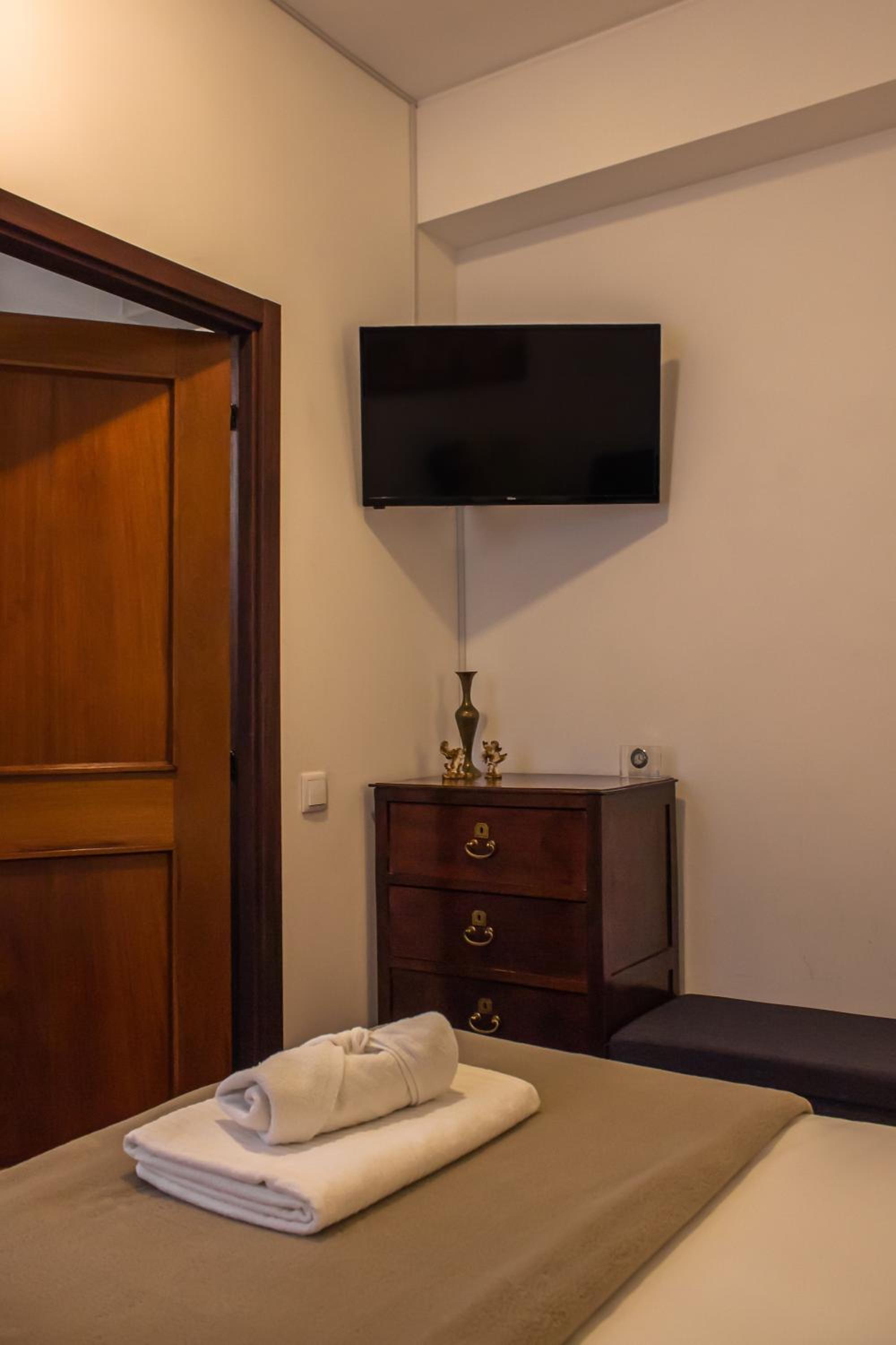 Double Room with Lake View - Photo 3