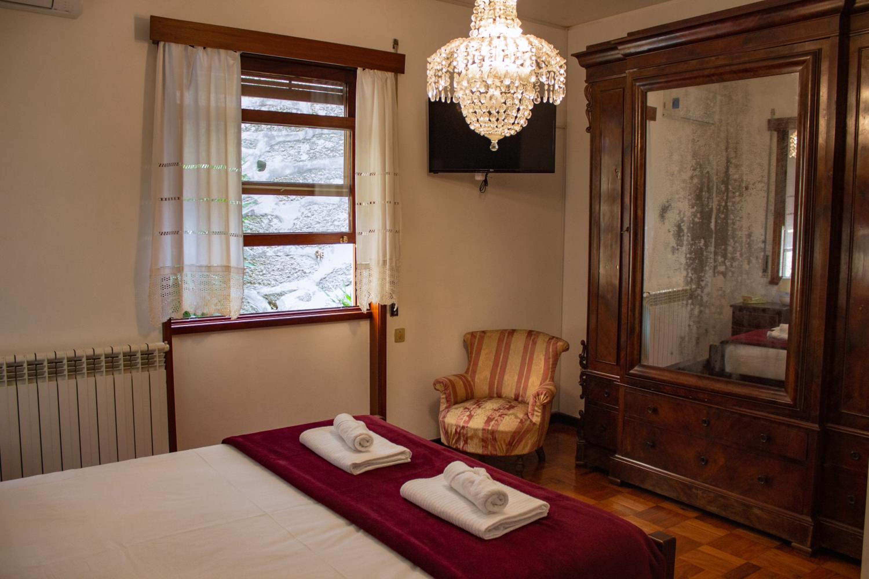 Standard Double Room - Photo 8