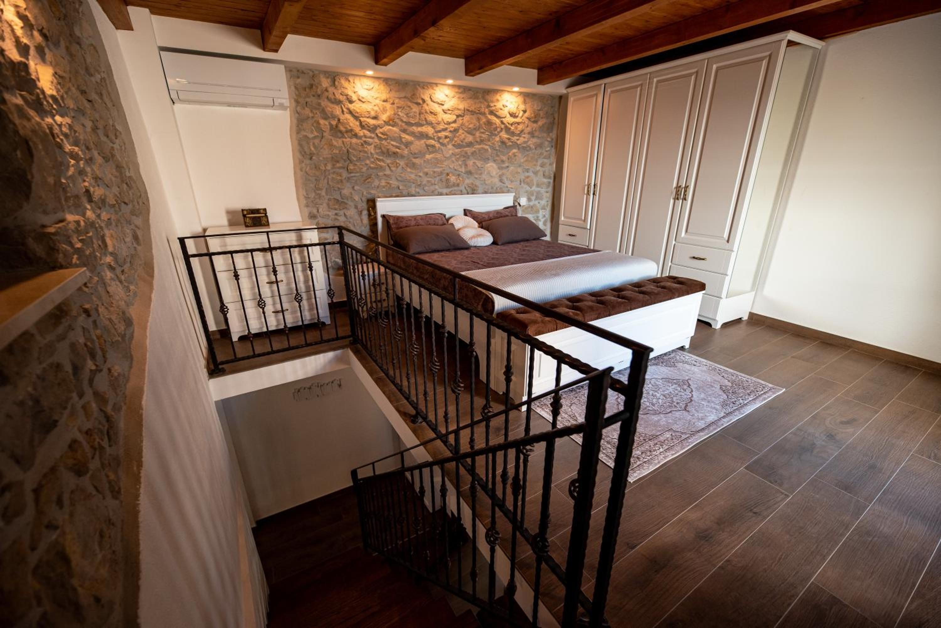 One-Bedroom House photo 1