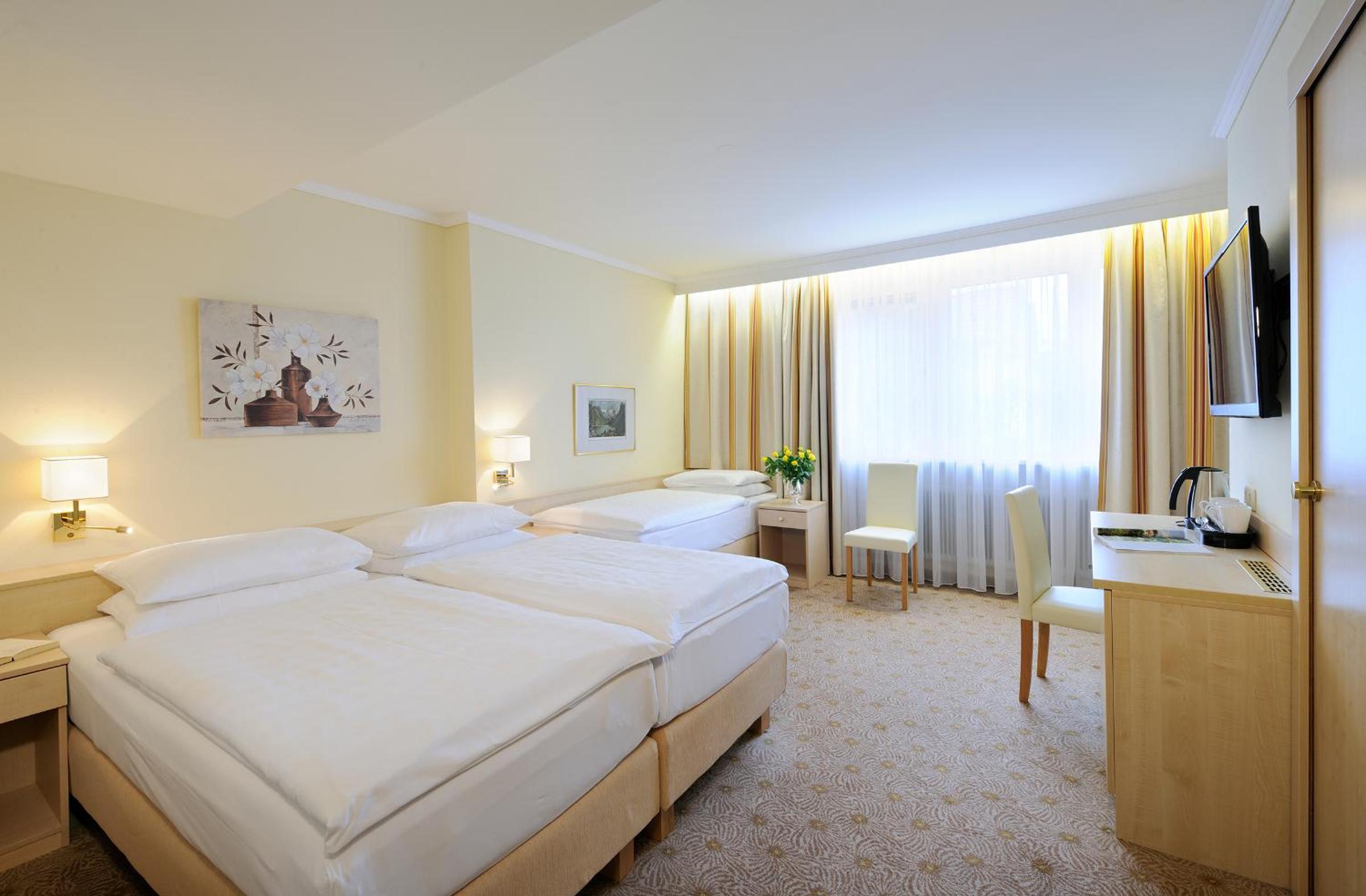 Triple Room thumbnail 6