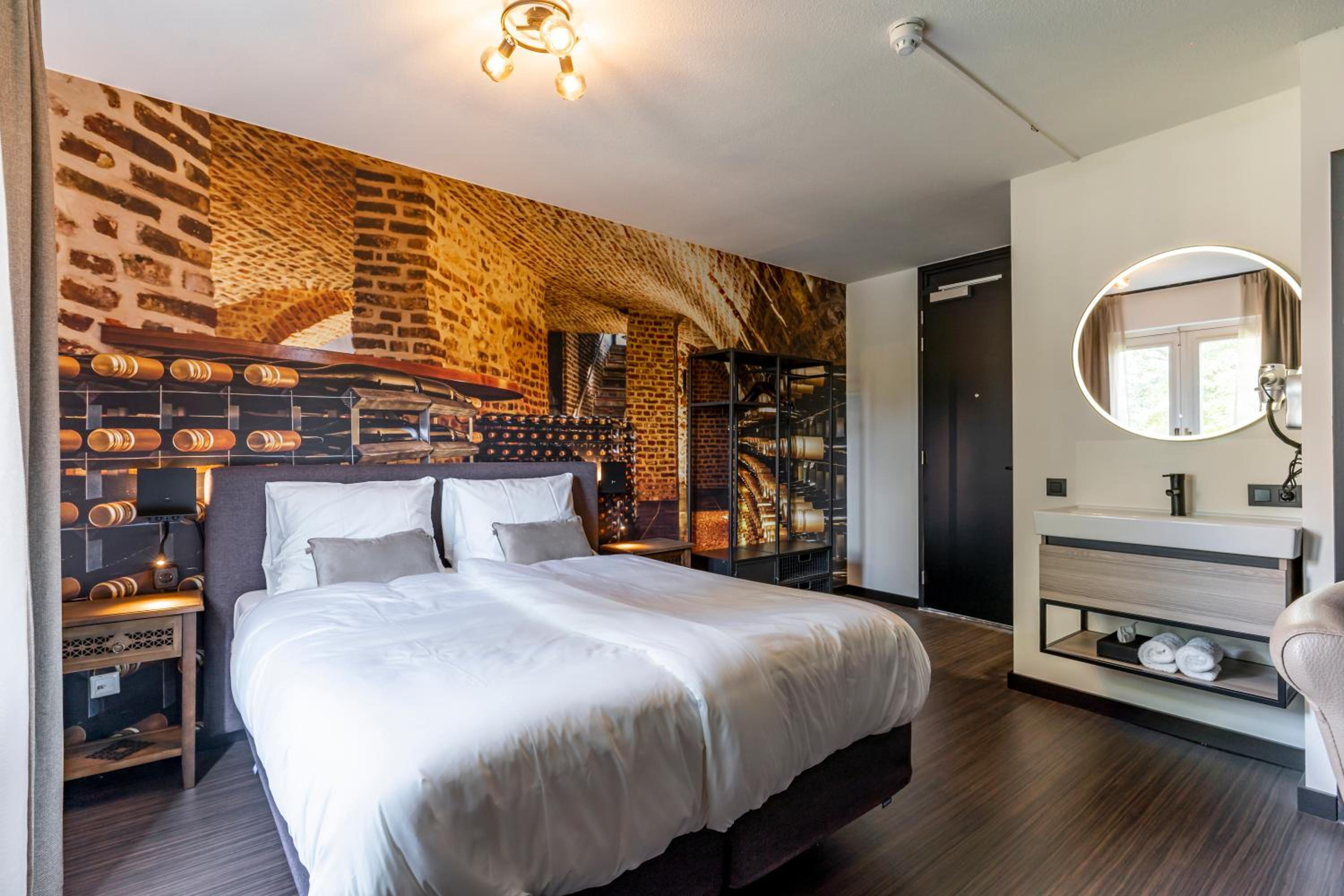 Comfort Room with Balcony - Photo 3
