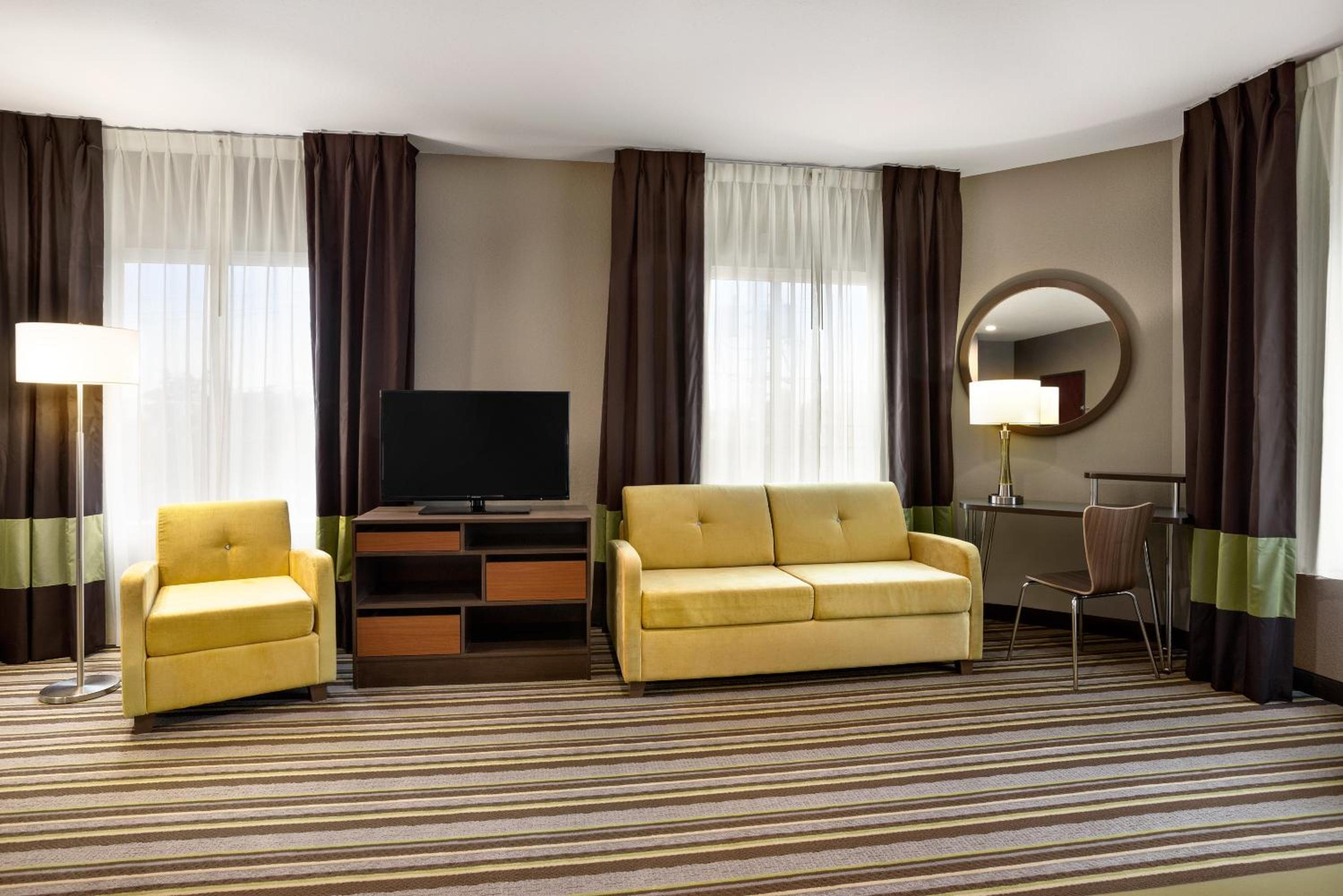 Studio Suite with One King Bed and One Queen Bed - Non-Smoking  photo 2